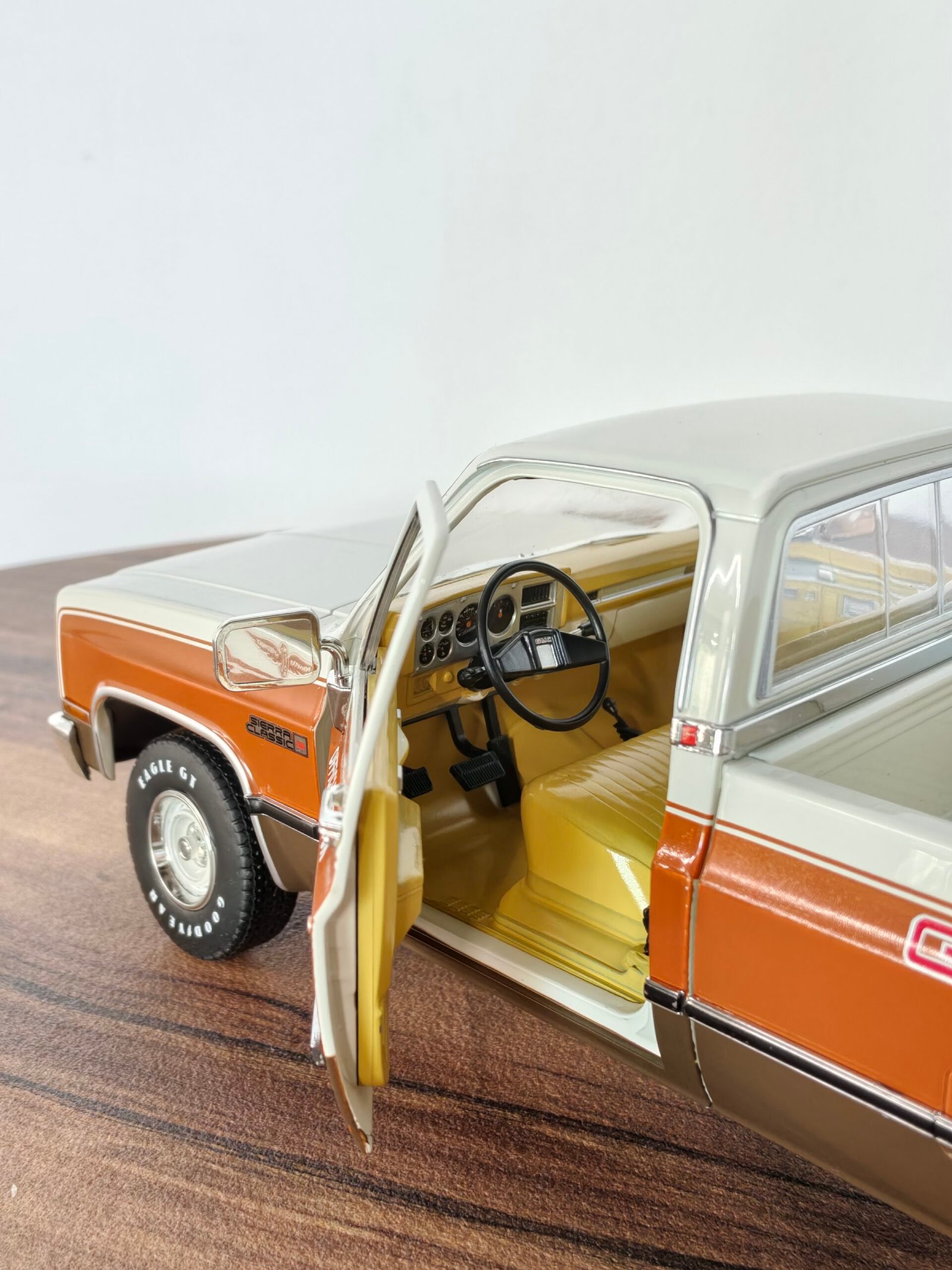 1983 GMC SIERRA CLASSIC 1500 ( WHITE) SCALE 1:18 - Image 5