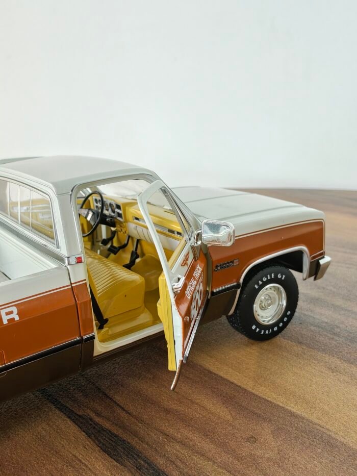 1983 GMC SIERRA CLASSIC 1500 ( WHITE) SCALE 1:18 - Image 6
