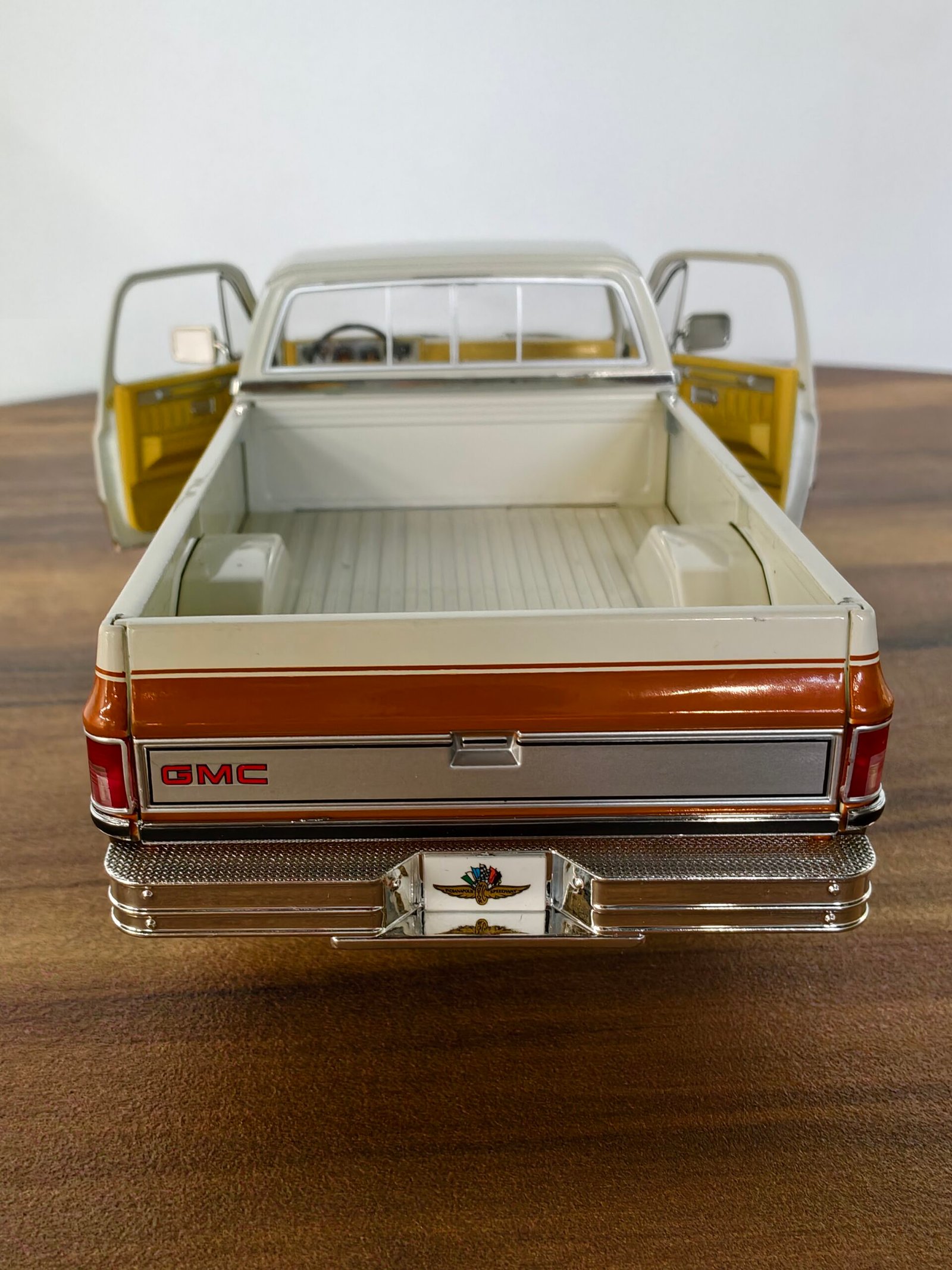 1983 GMC SIERRA CLASSIC 1500 ( WHITE) SCALE 1:18 - Image 7