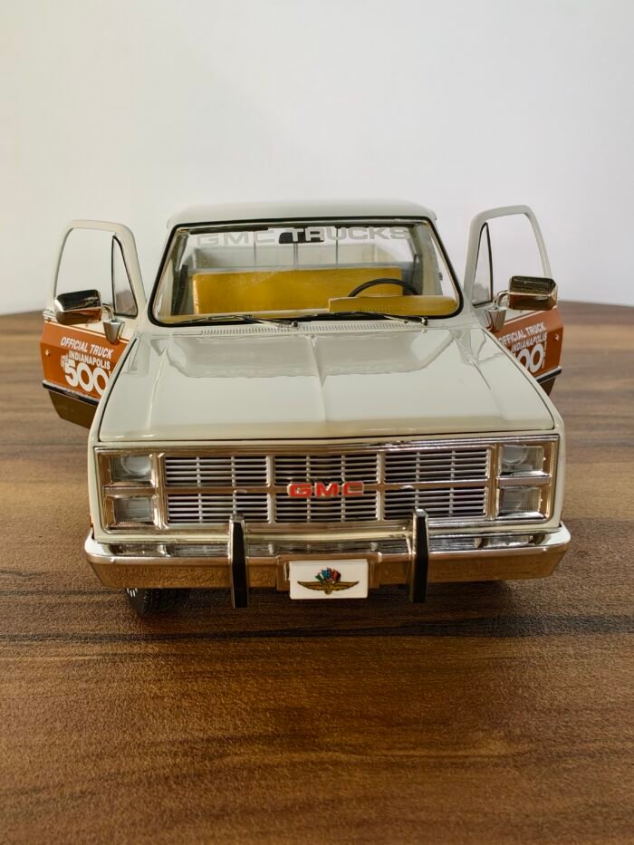 1983 GMC SIERRA CLASSIC 1500 ( WHITE) SCALE 1:18 - Image 8