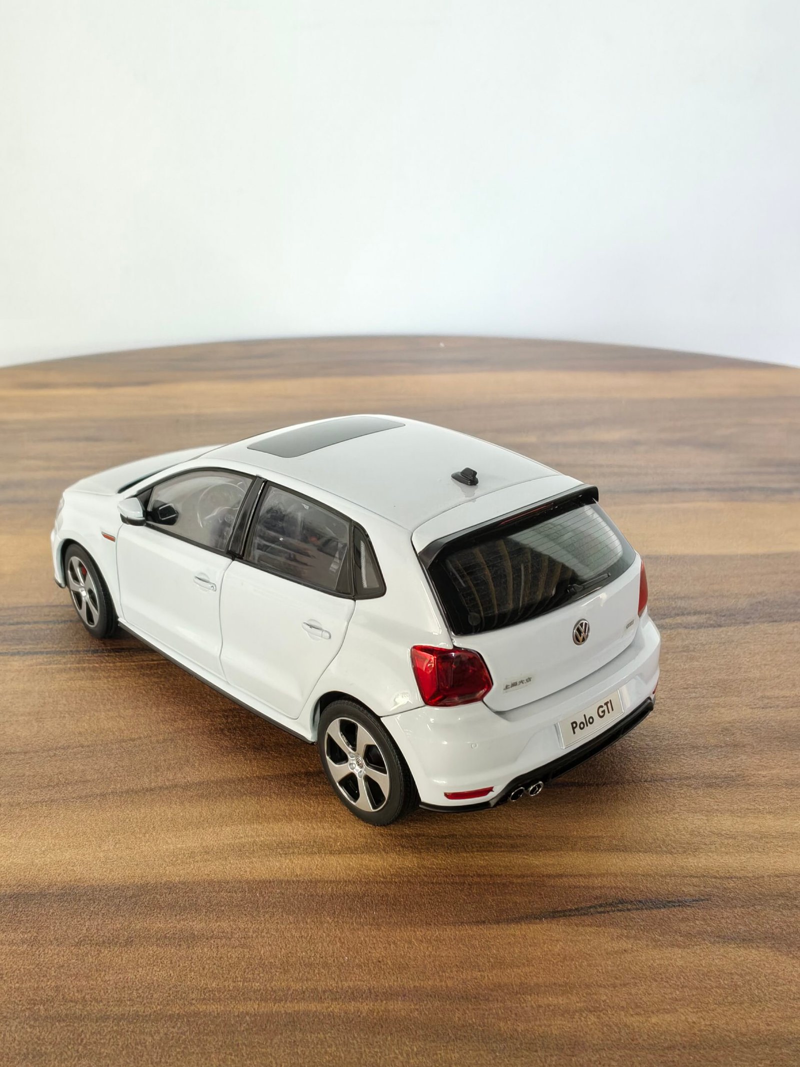 Shanghai Volkswagen Skodarapid (White)  1 :18 - Image 3