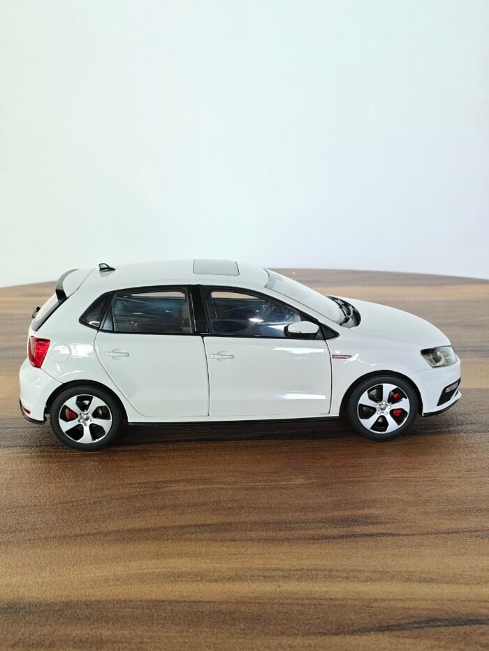 Shanghai Volkswagen Skodarapid (White)  1 :18 - Image 4