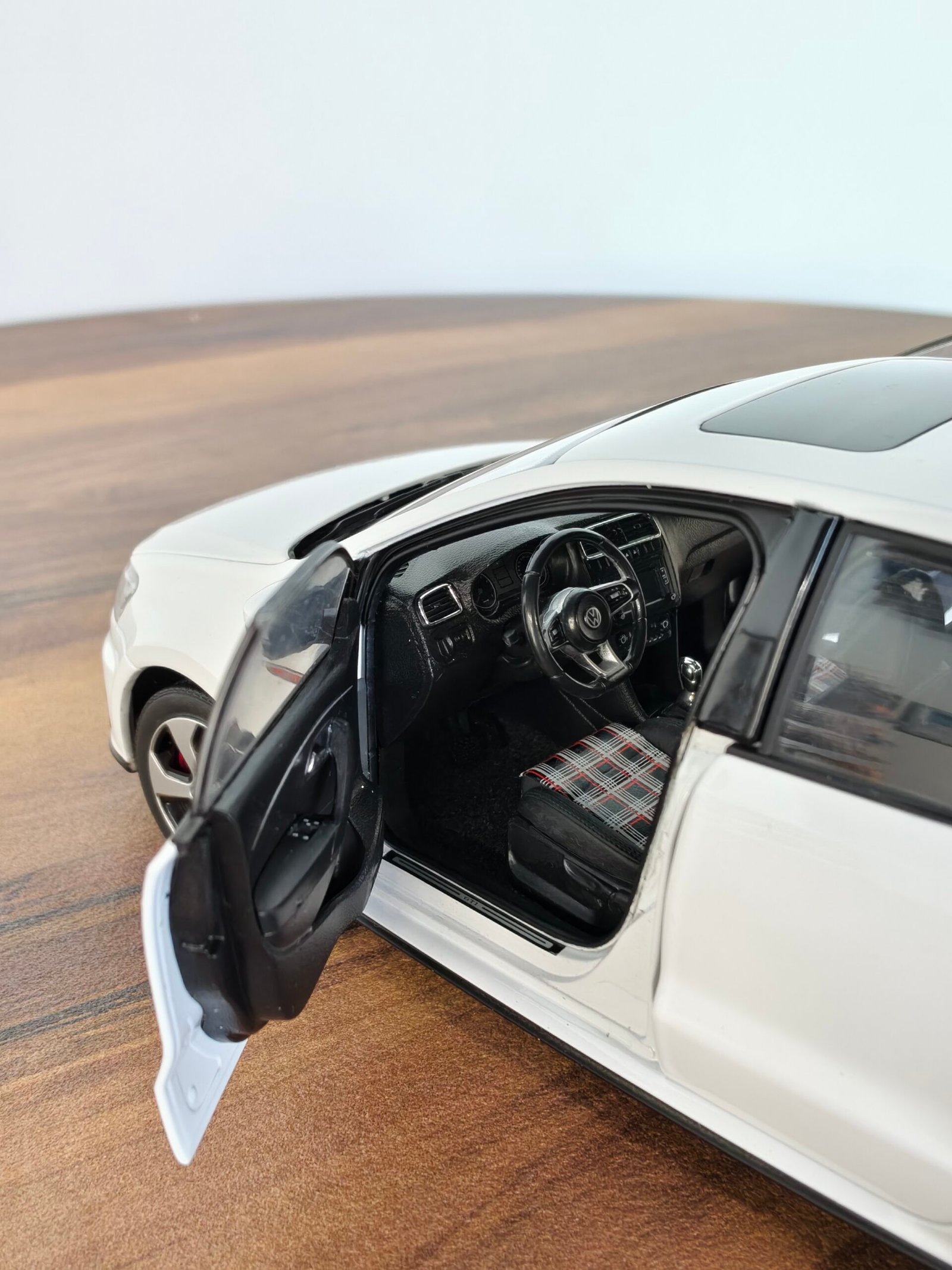 Shanghai Volkswagen Skodarapid (White)  1 :18 - Image 6