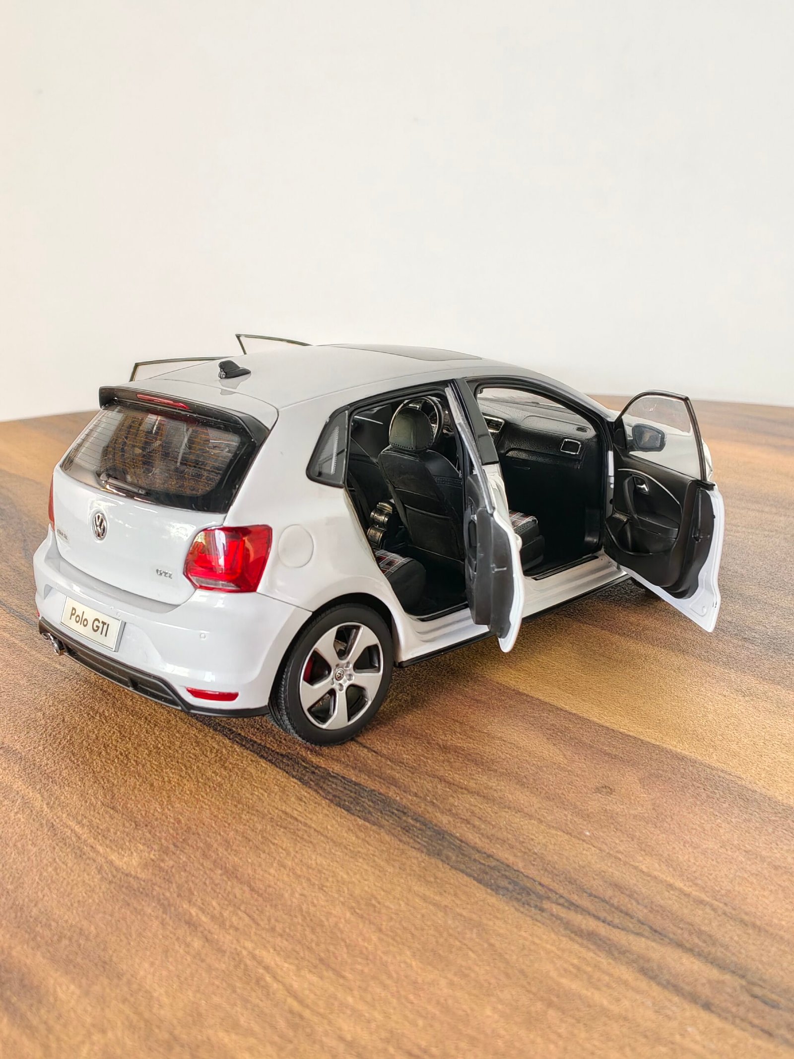 Shanghai Volkswagen Skodarapid (White)  1 :18 - Image 8