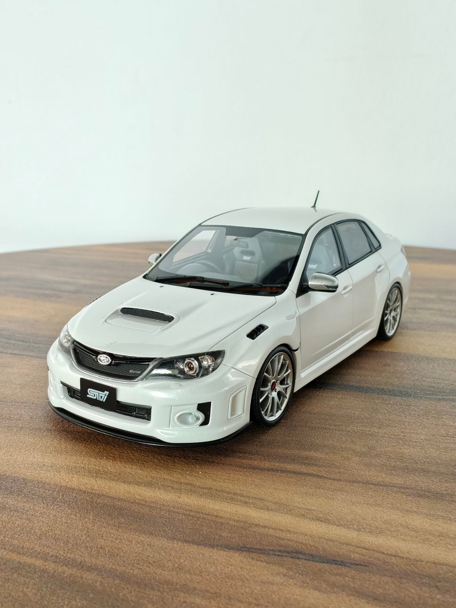 Subaru Impreza S206 (White) Scale 1/18