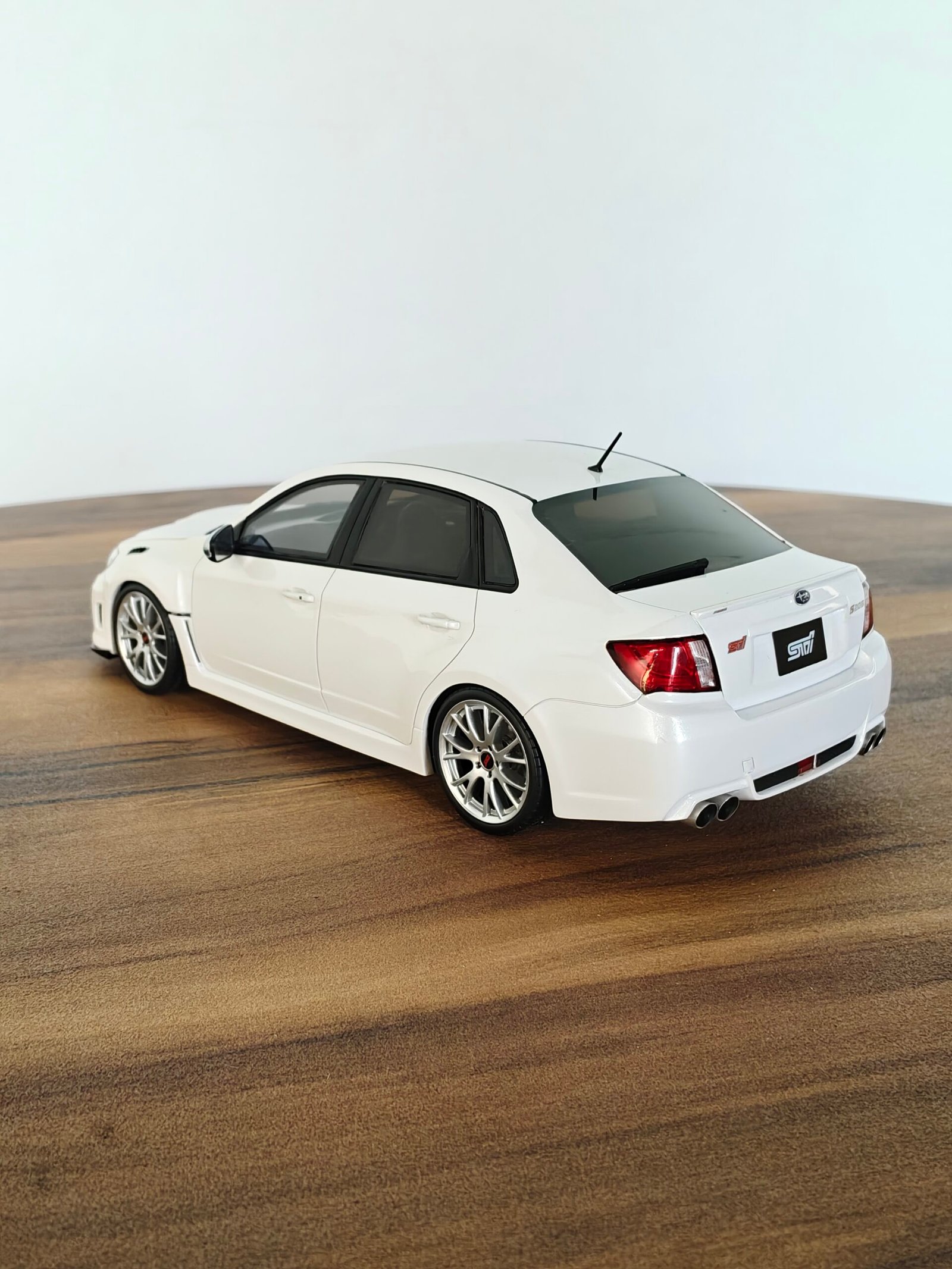 Subaru Impreza S206 (White) Scale 1/18 - Image 2