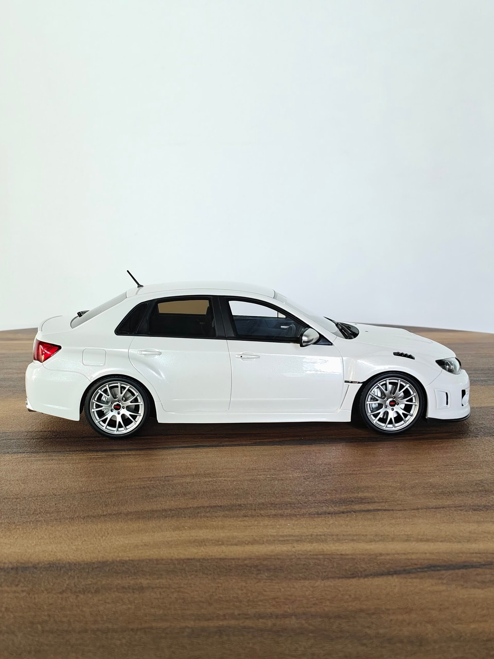 Subaru Impreza S206 (White) Scale 1/18 - Image 3