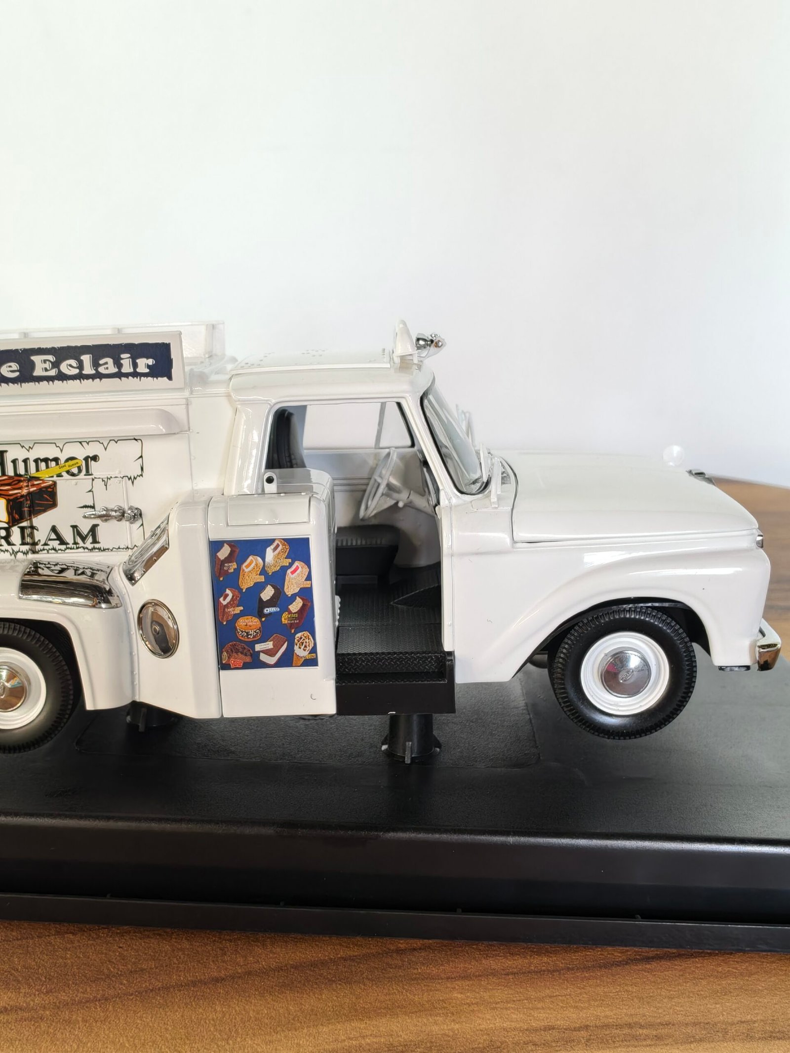 1965 Ford F100 Custom Pick Up (White) 1:18 - Image 5