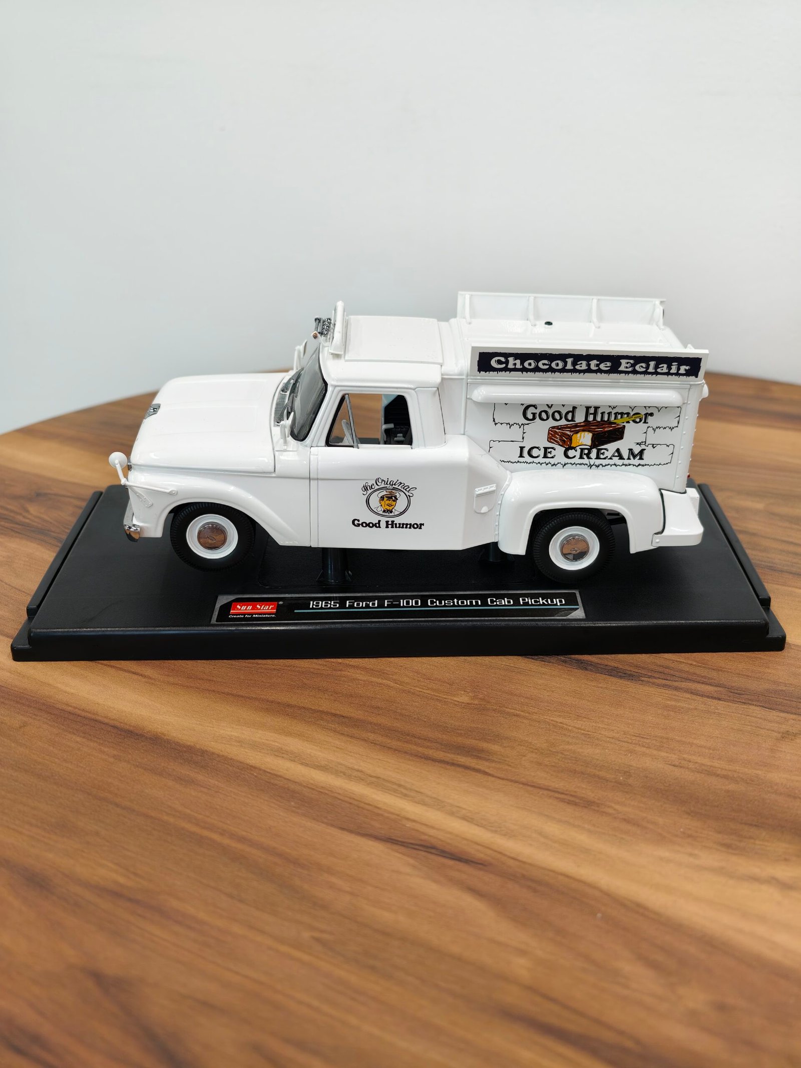 1965 Ford F100 Custom Pick Up (White) 1:18 - Image 6