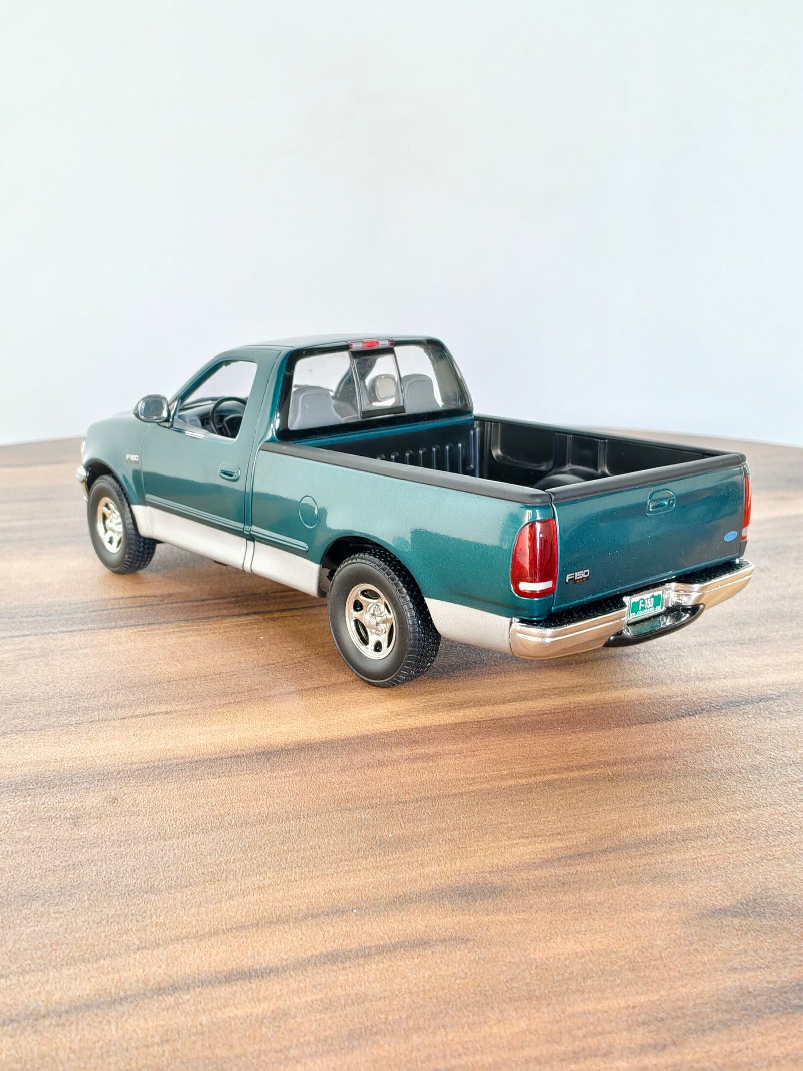 1997 ford f150 xlt Green 1:18 - Image 2