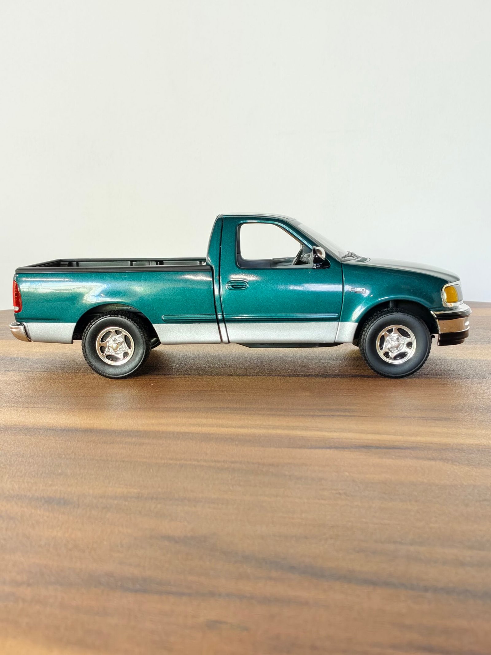 1997 ford f150 xlt Green 1:18 - Image 3