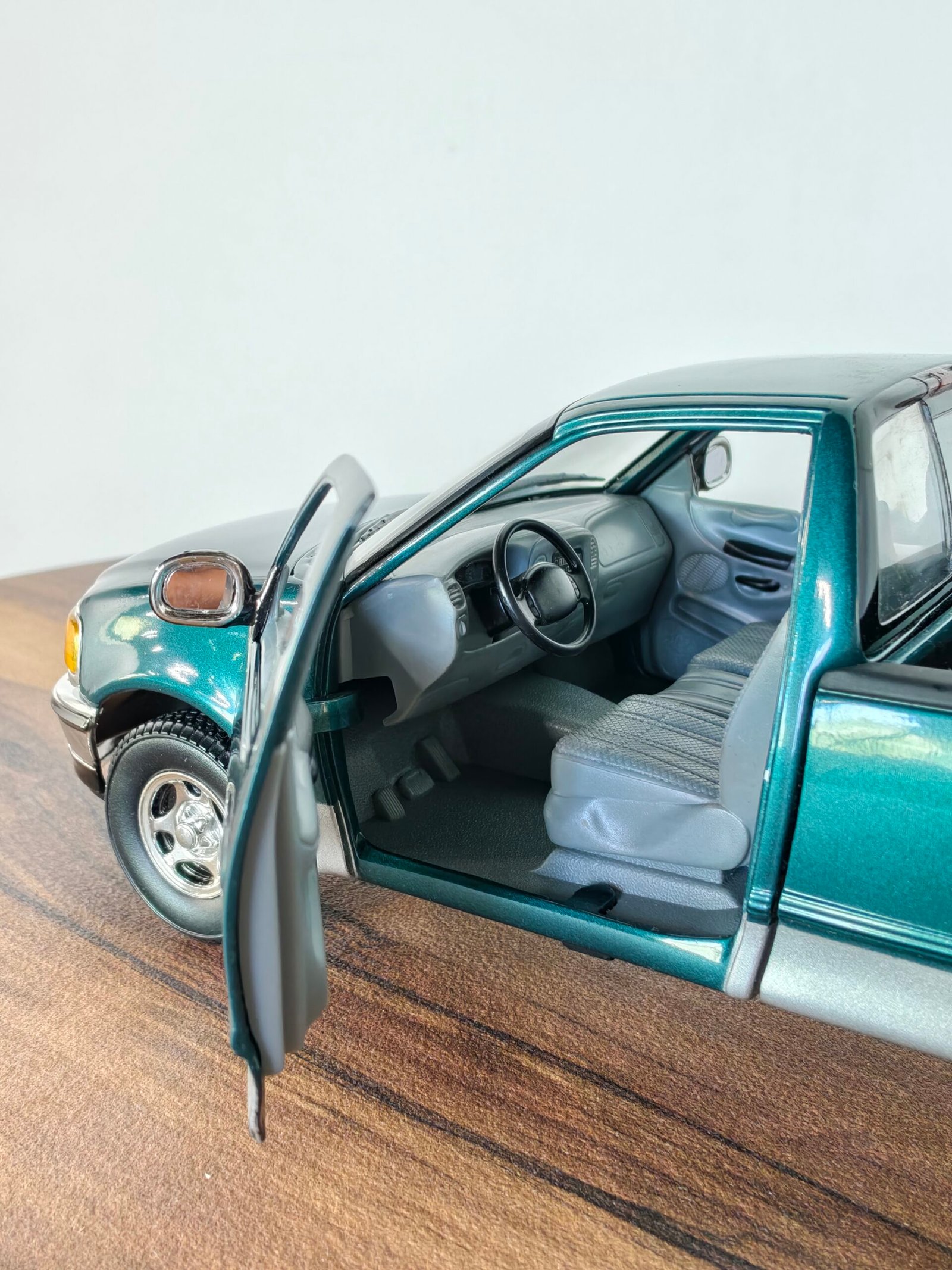 1997 ford f150 xlt Green 1:18 - Image 7