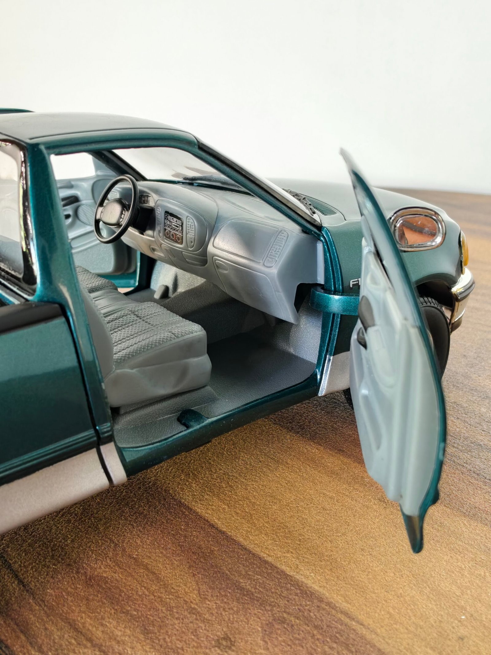 1997 ford f150 xlt Green 1:18 - Image 6