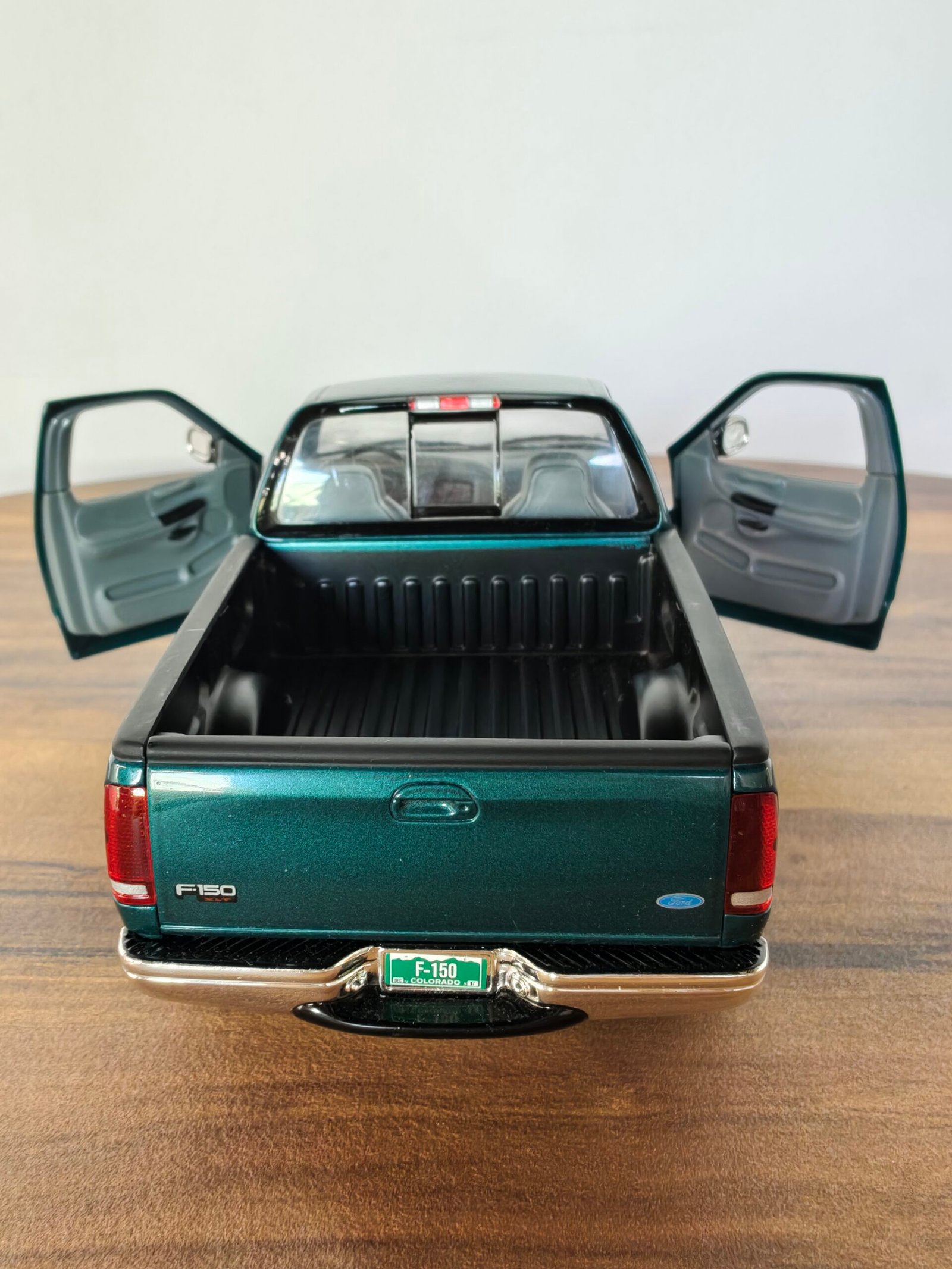 1997 ford f150 xlt Green 1:18 - Image 5