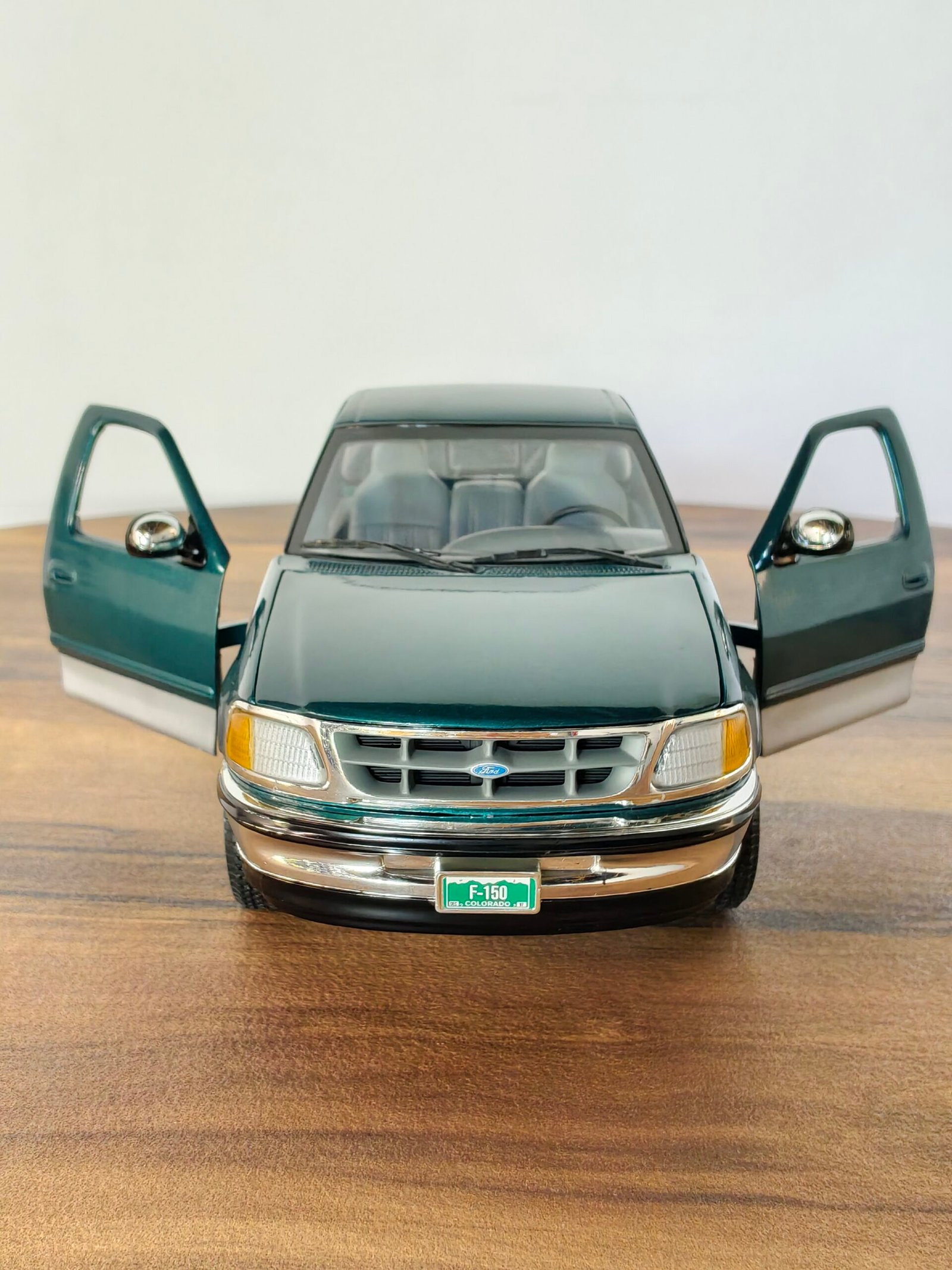 1997 ford f150 xlt Green 1:18 - Image 4