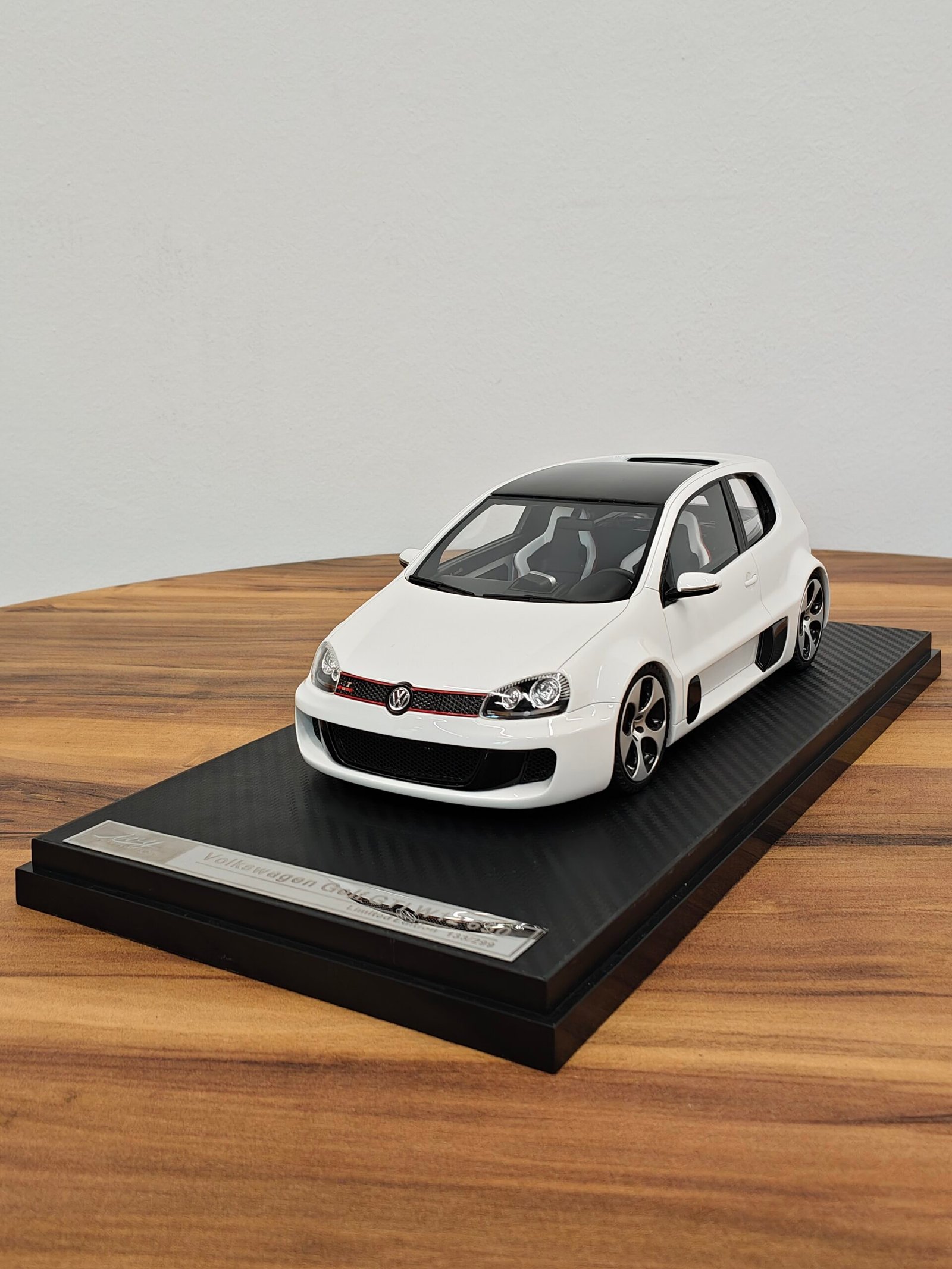 Volkswagen Golf GTI W12 650 White 1:18