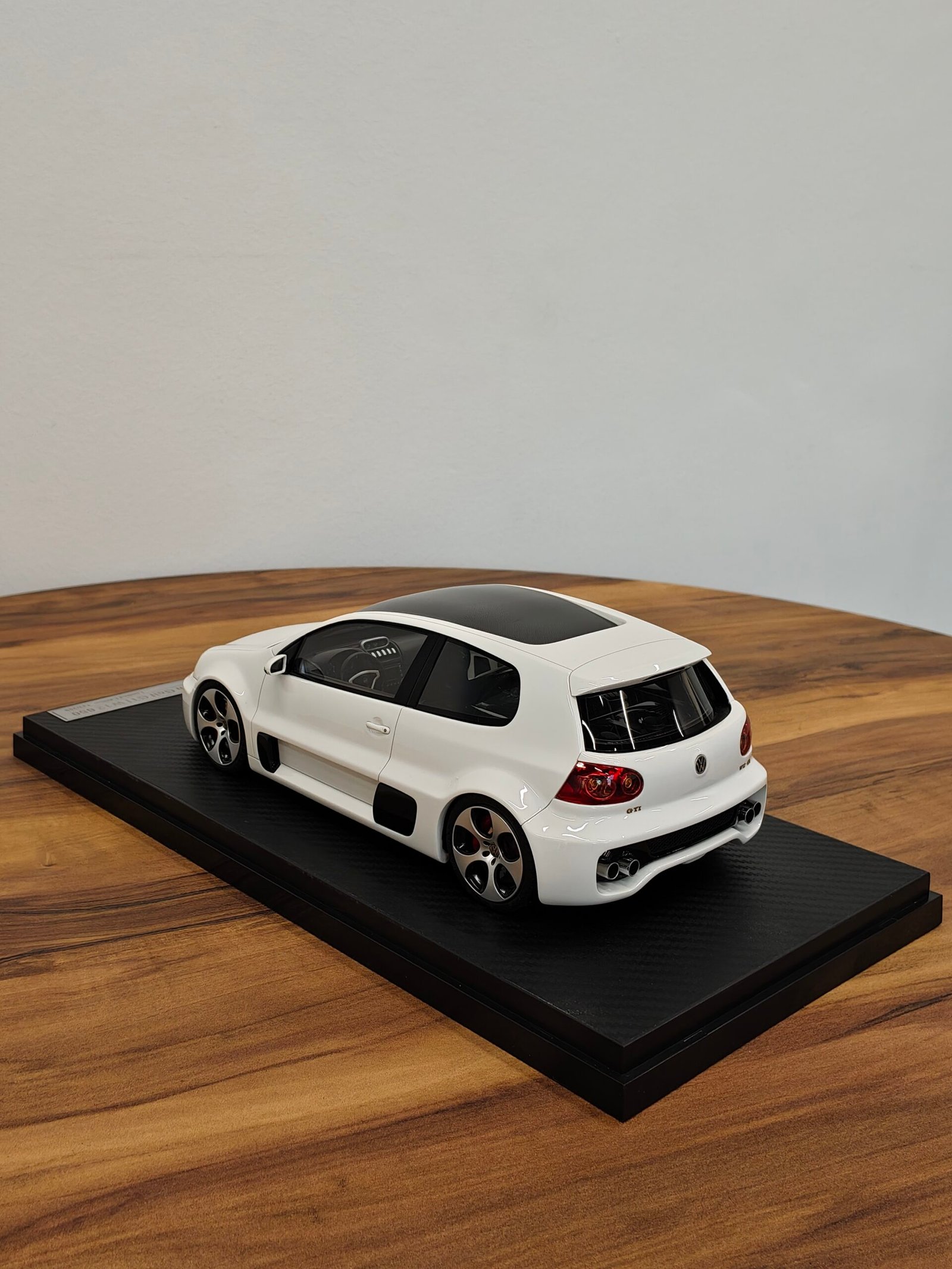 Volkswagen Golf GTI W12 650 White 1:18 - Image 2