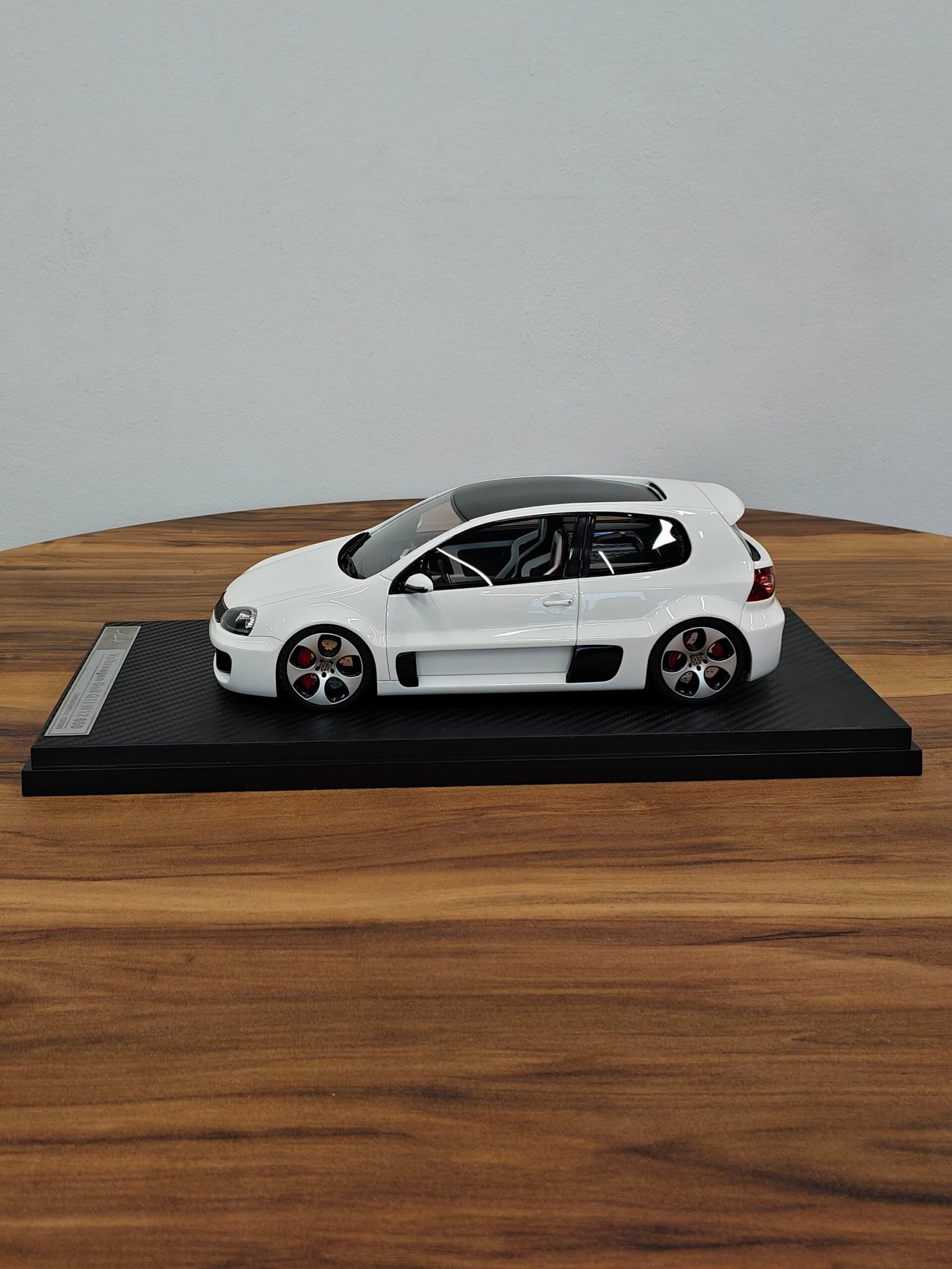 Volkswagen Golf GTI W12 650 White 1:18 - Image 4