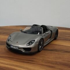 Porsche 918 Spyder (Silver) Scale 1/18