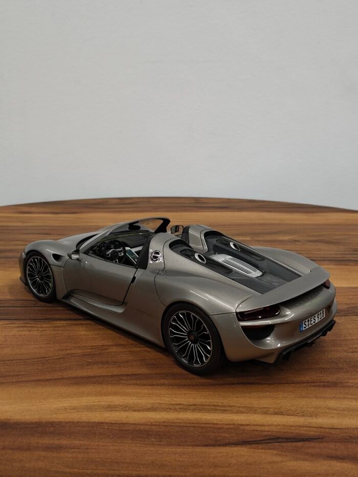Porsche 918 Spyder (Silver) Scale 1/18 - Image 2