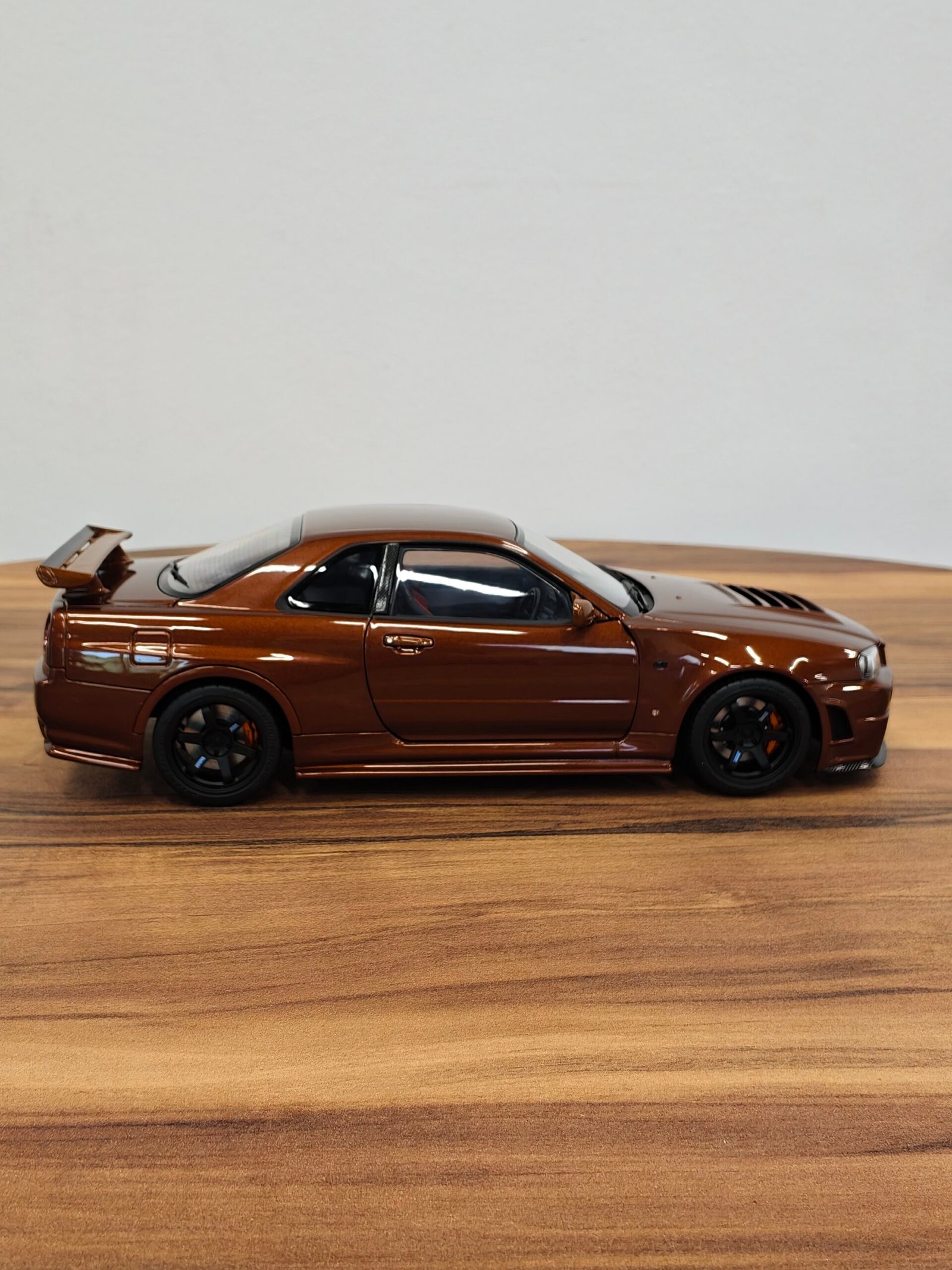 Nissan Skyline GT-R (R34) Bronze 1:18 - Image 3