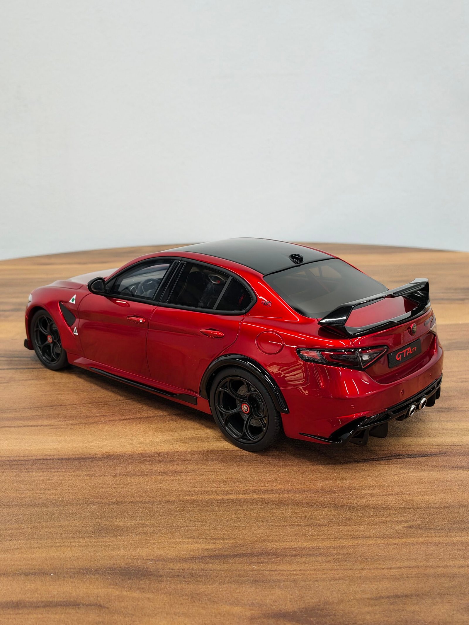 Alfa Romeo Giulia GTAM 1:18 Red - Image 2