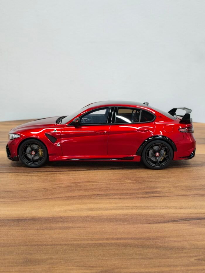 Alfa Romeo Giulia GTAM 1:18 Red - Image 3