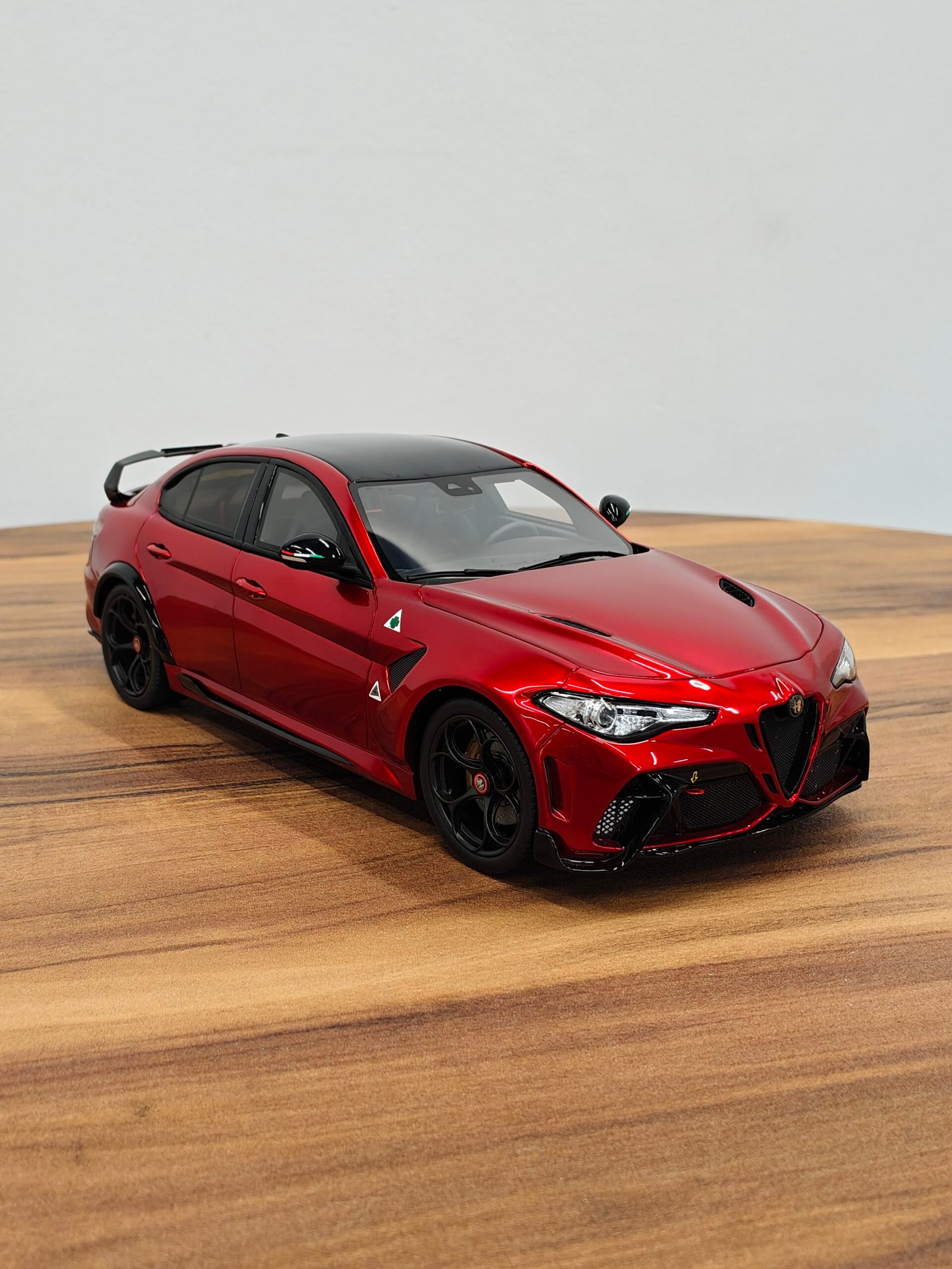Alfa Romeo Giulia GTAM 1:18 Red - Image 4