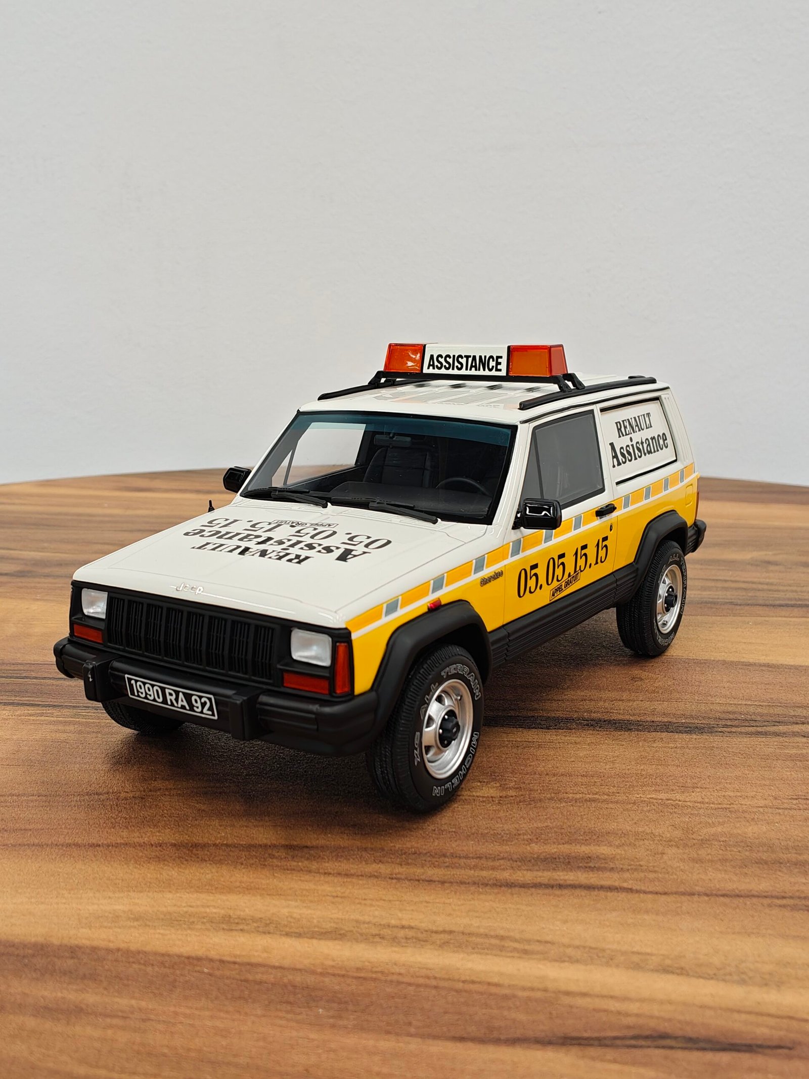 Jeep Cherokee Renault Assistance 1:18 White