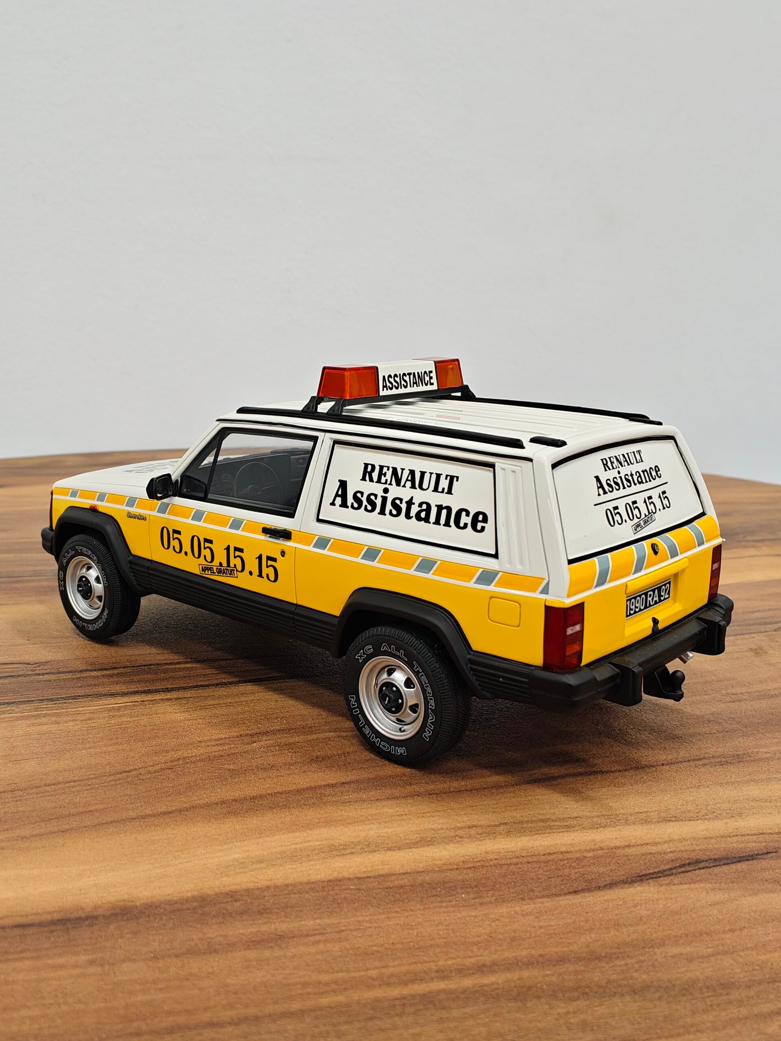 Jeep Cherokee Renault Assistance 1:18 White - Image 2