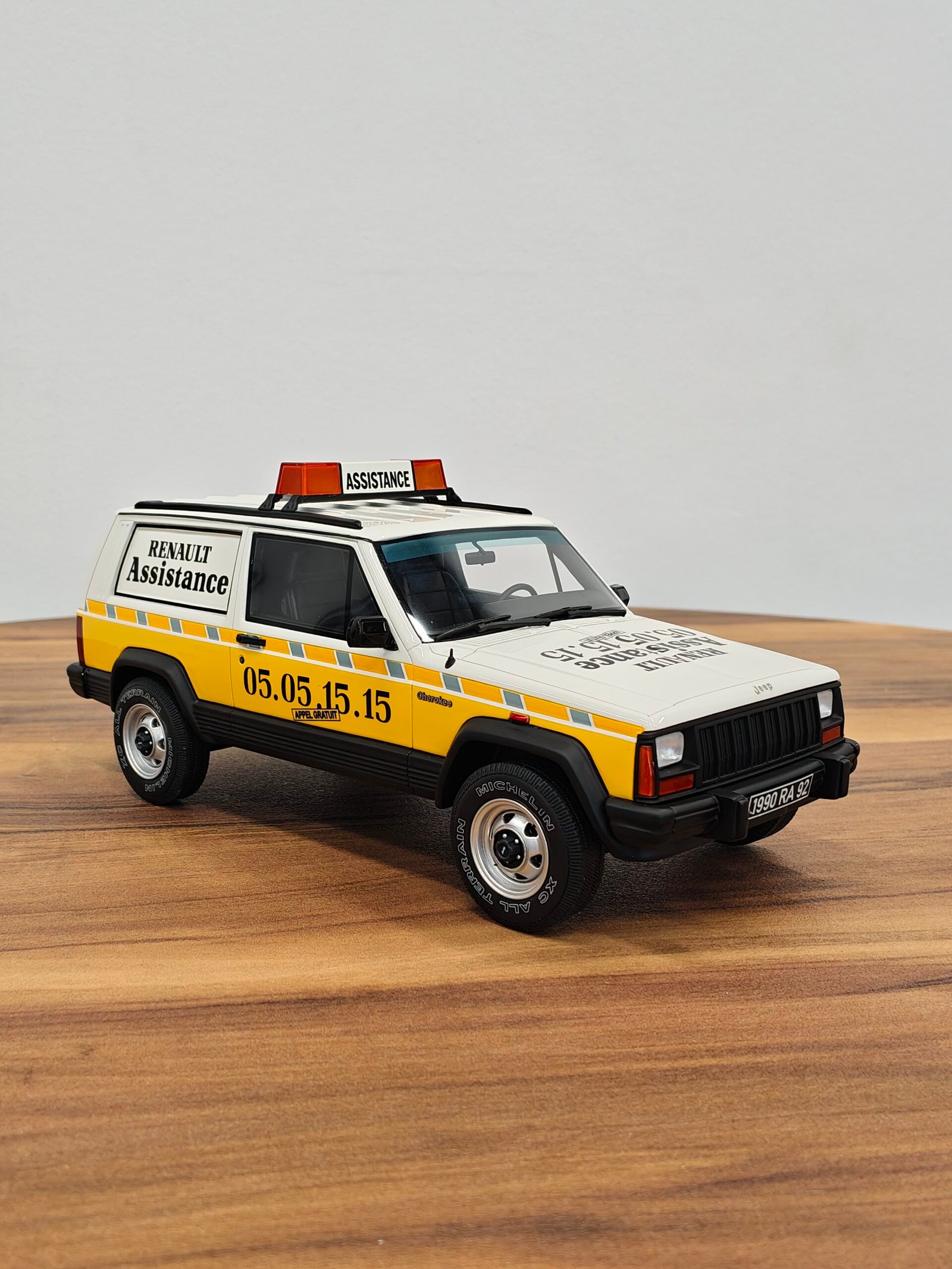 Jeep Cherokee Renault Assistance 1:18 White - Image 4