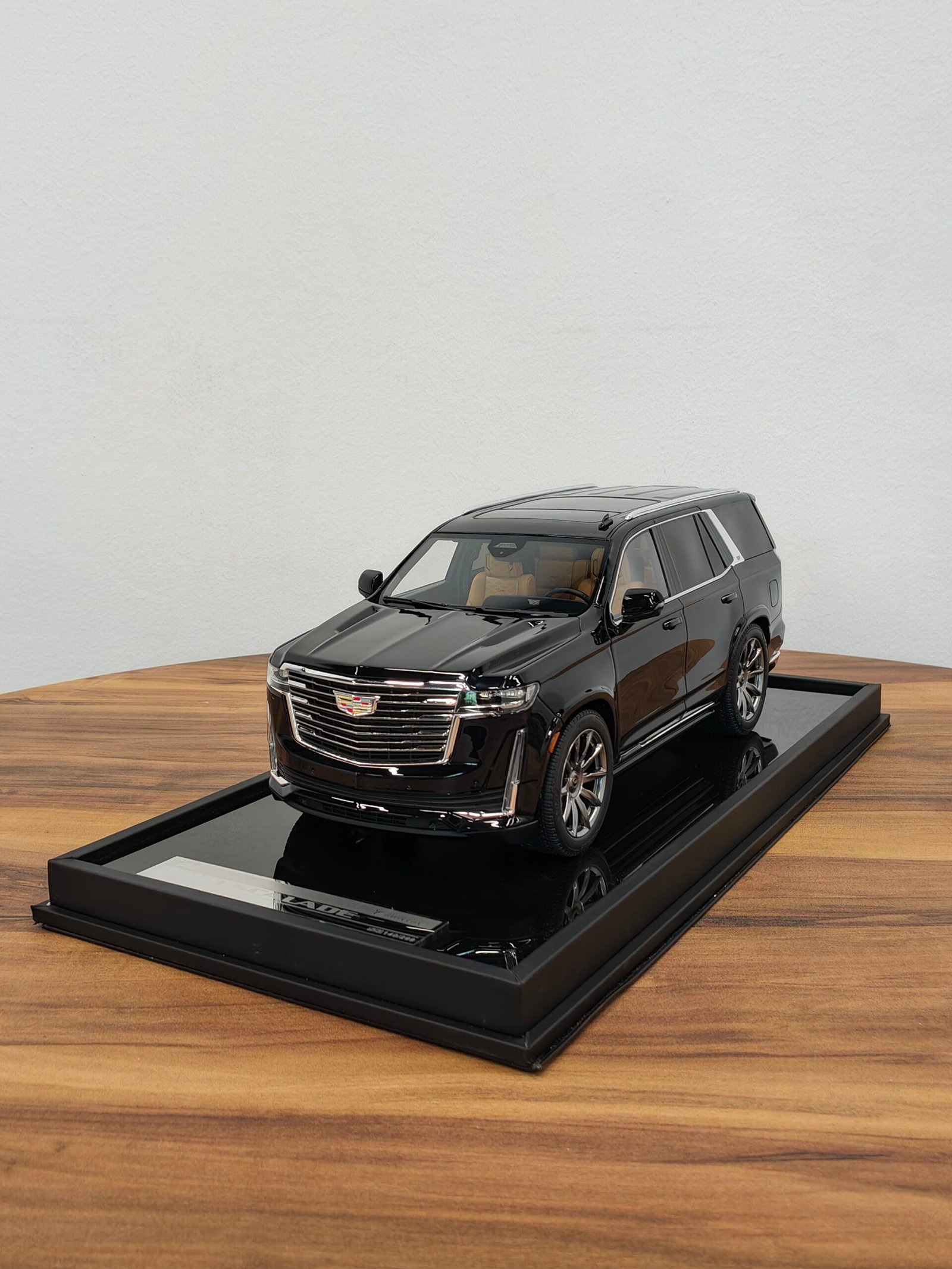 Cadillac Escalade 2022 Black 1:18 - Image 2