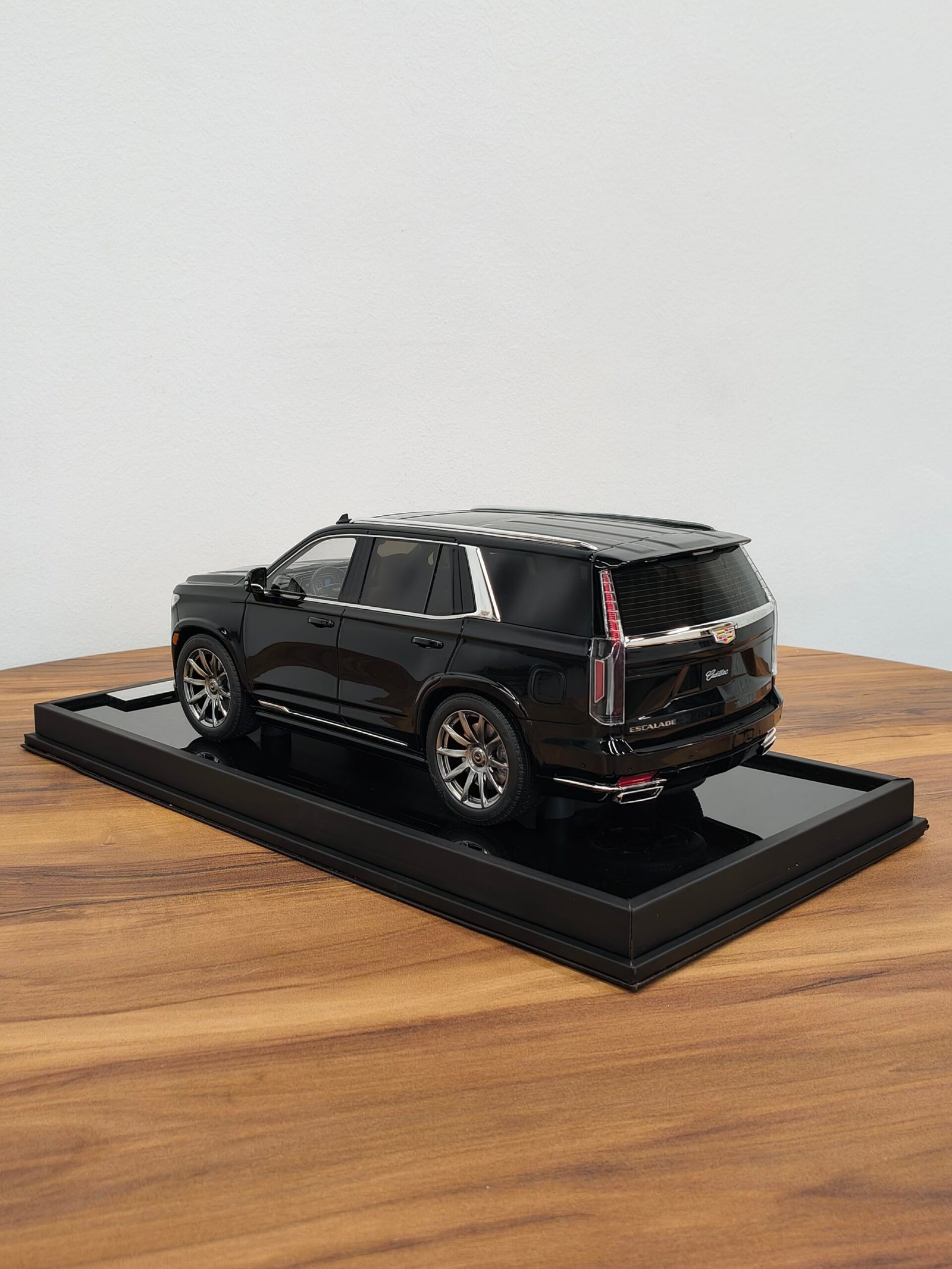 Cadillac Escalade 2022 Black 1:18 - Image 5