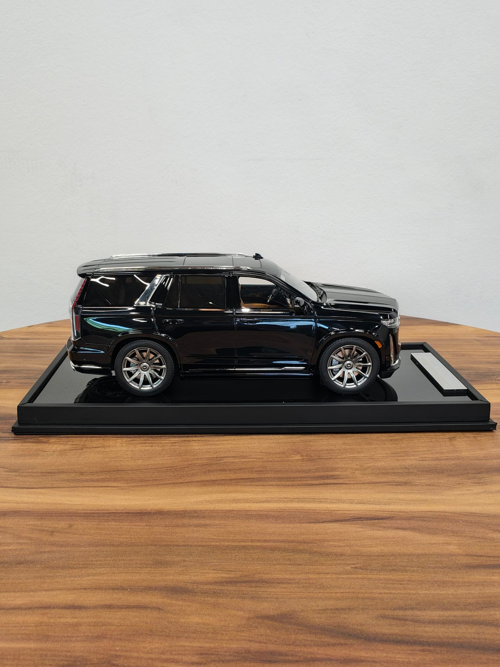 Cadillac Escalade 2022 Black 1:18 - Image 4
