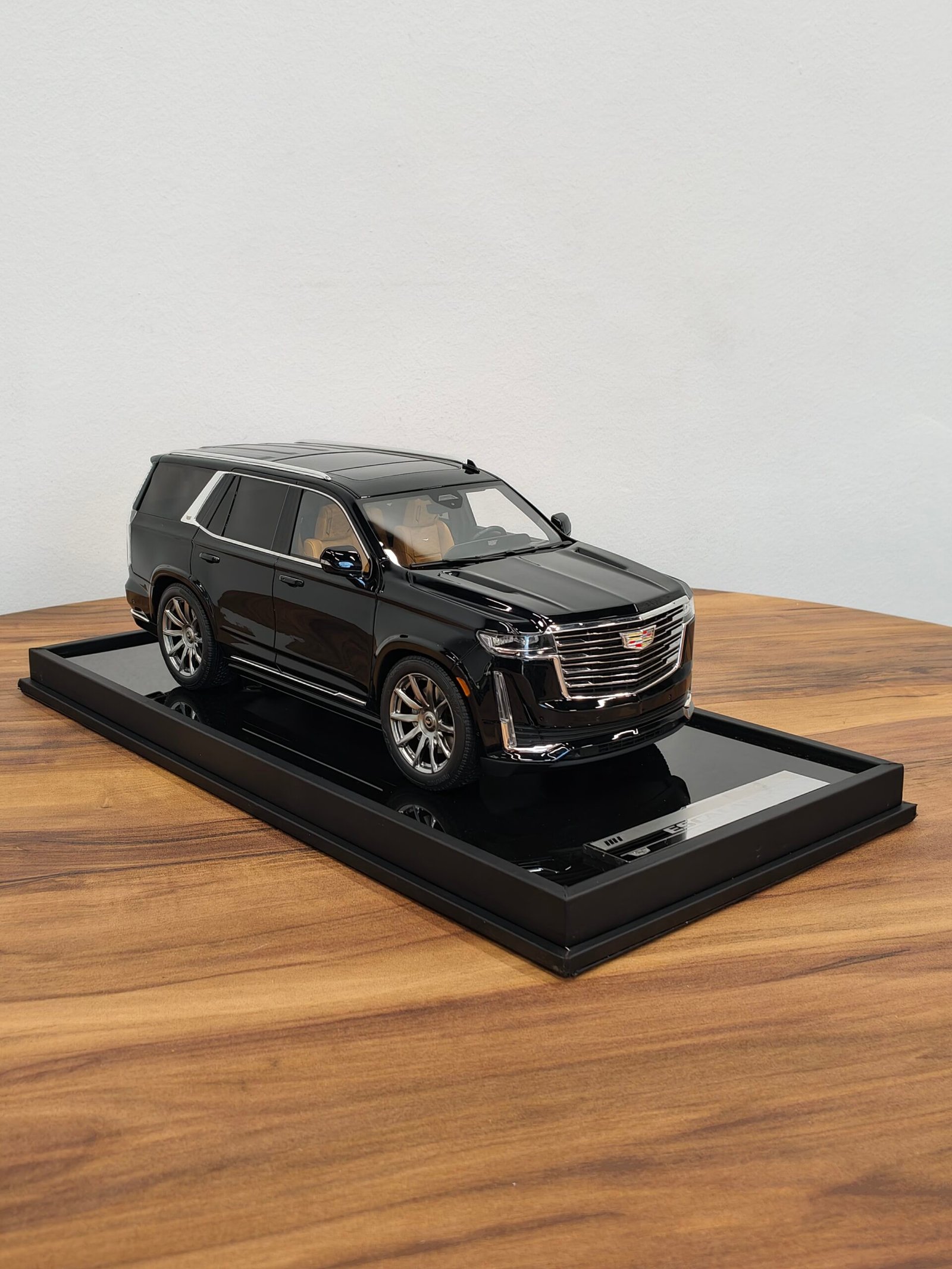 Cadillac Escalade 2022 Black 1:18 - Image 3