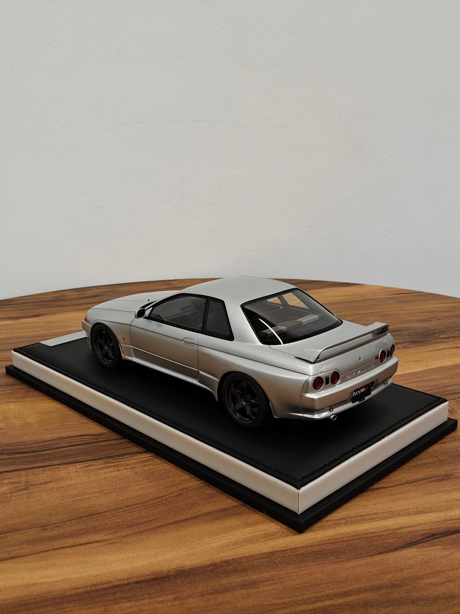 Nissan Skyline GT-R (R32) Silver 15/99 Scale 1/18 Customized Version Nissan Skyline GT-R (R32) Silver 15/99 Scale 1/18 Customized Version - Image 2