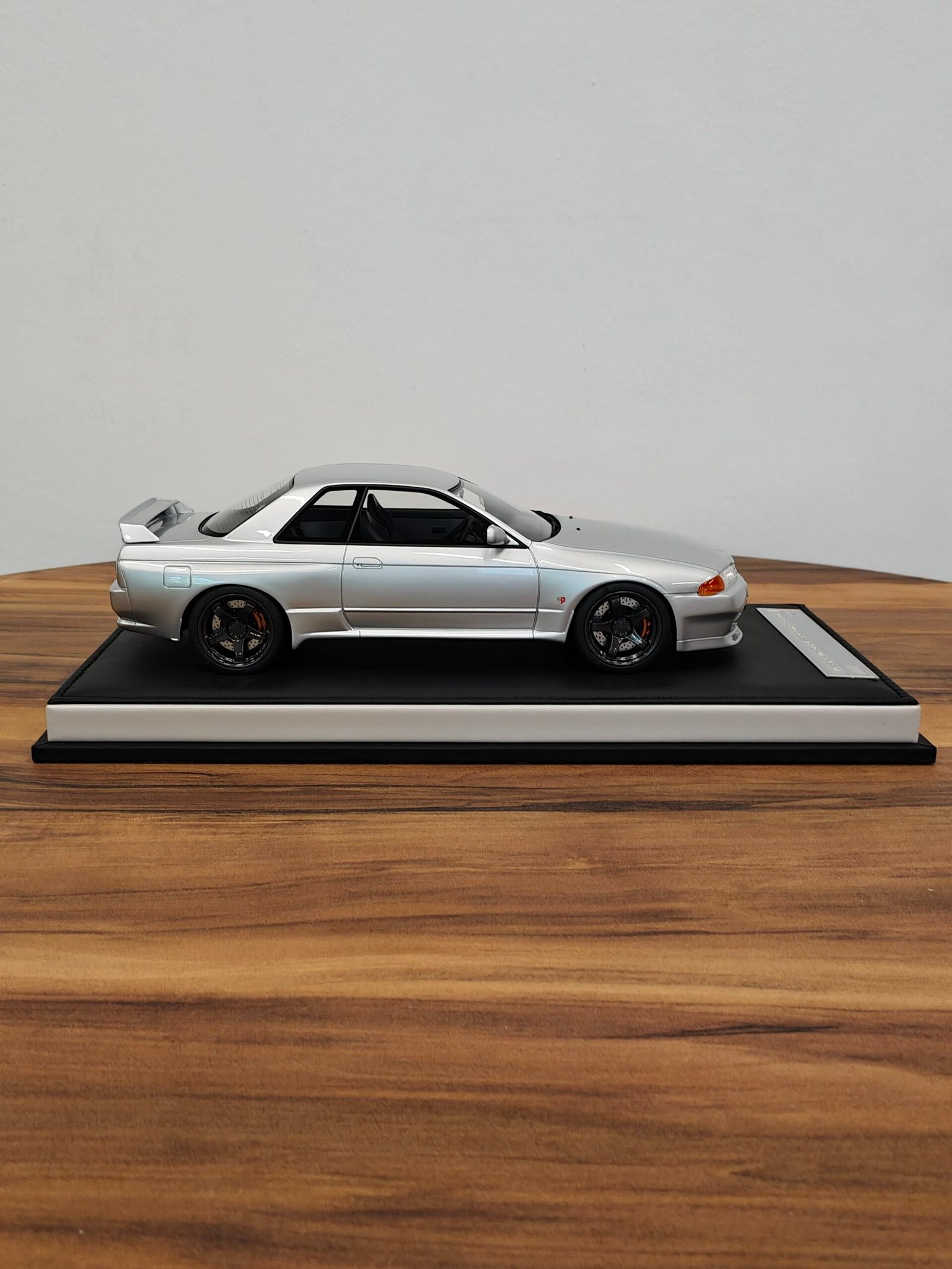 Nissan Skyline GT-R (R32) Silver 15/99 Scale 1/18 Customized Version Nissan Skyline GT-R (R32) Silver 15/99 Scale 1/18 Customized Version - Image 3