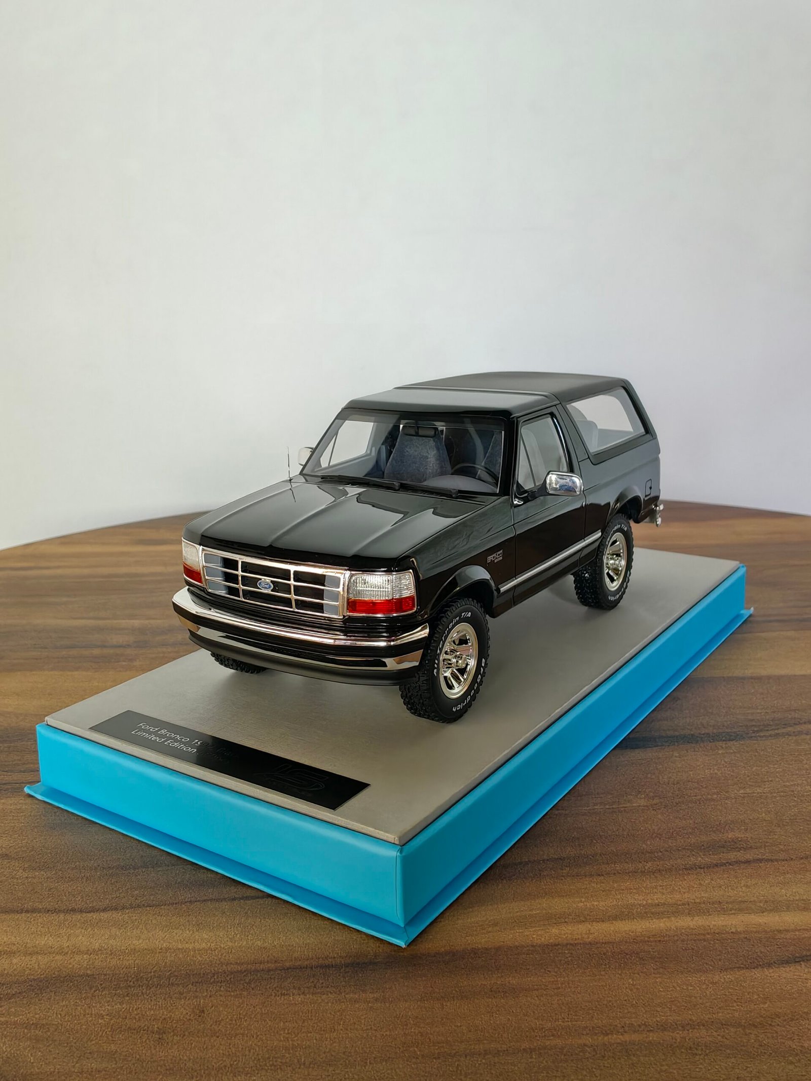 Ford BRONCO 1992 (Black) Scale 1/18