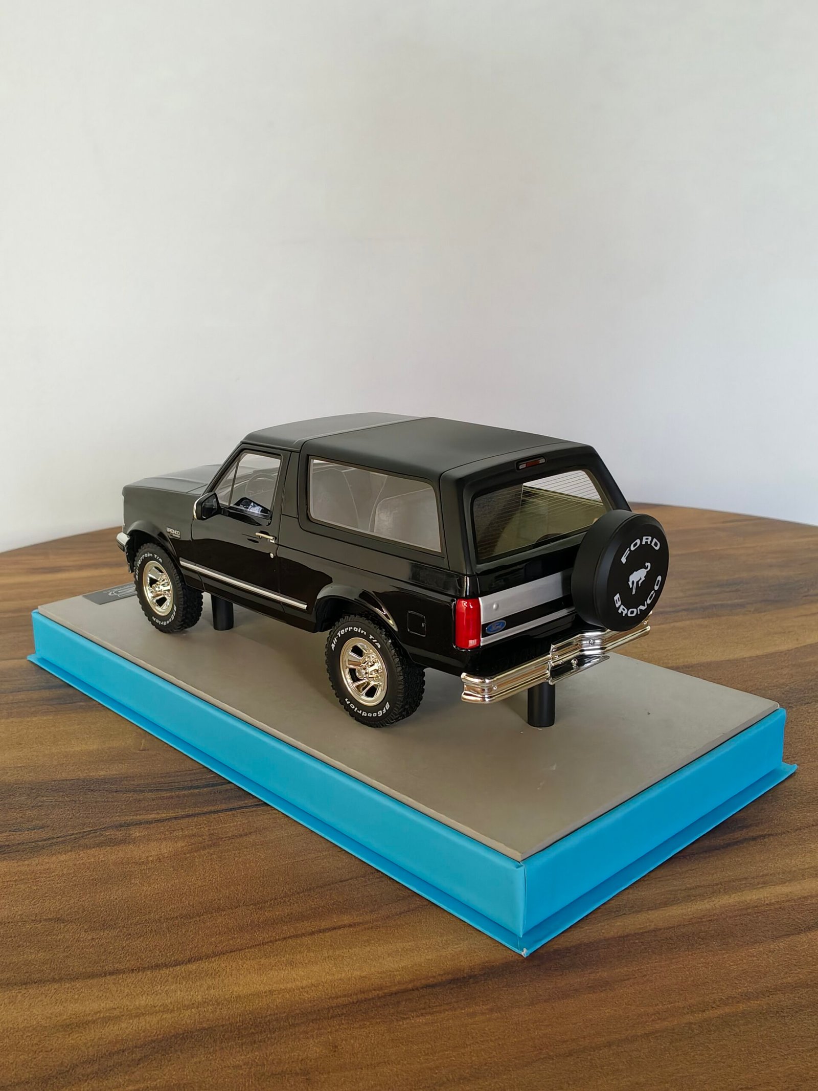 Ford BRONCO 1992 (Black) Scale 1/18 - Image 2
