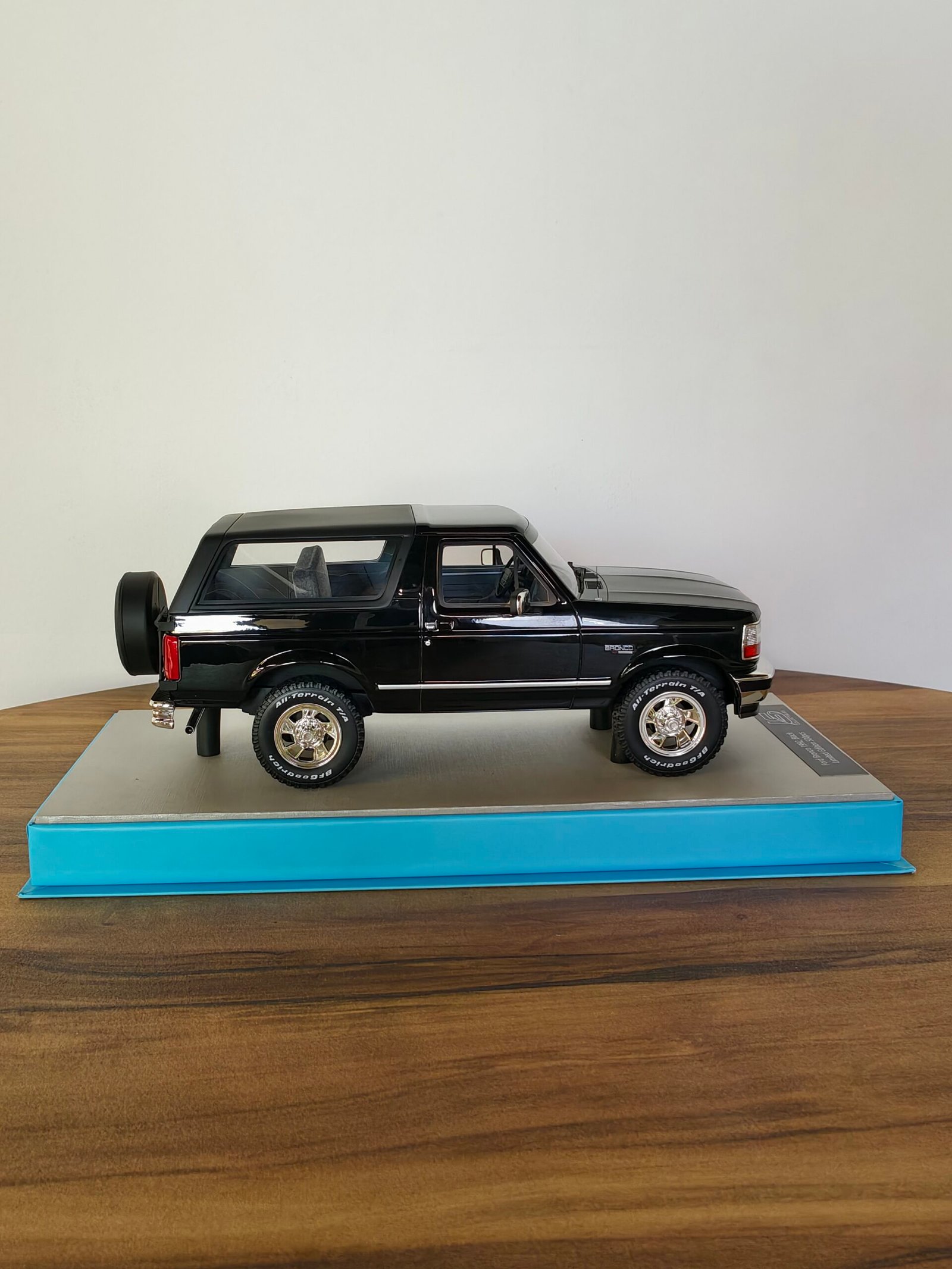 Ford BRONCO 1992 (Black) Scale 1/18 - Image 3