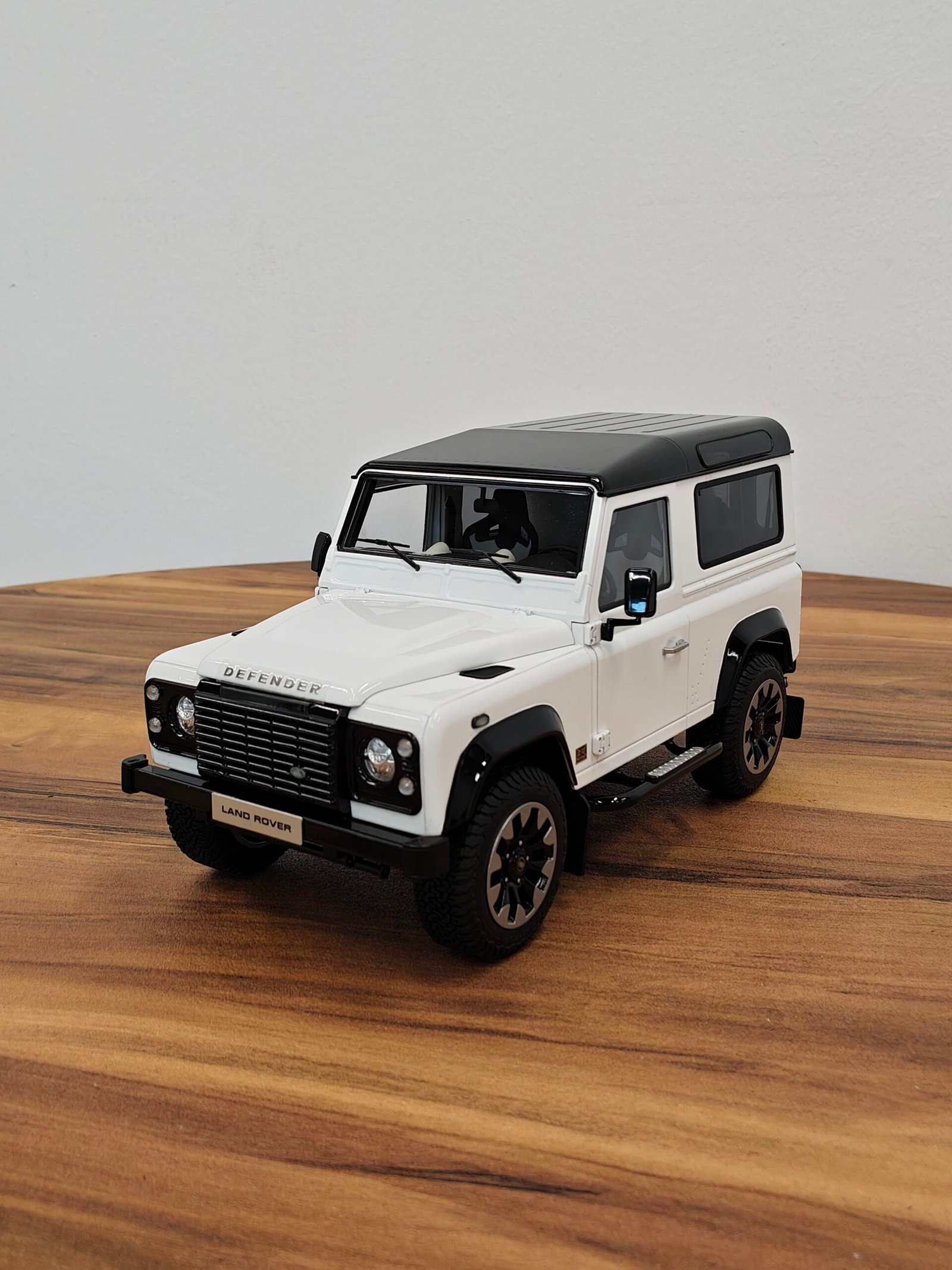Land Rover Defender 90 Works V8 70TH 1:18 White