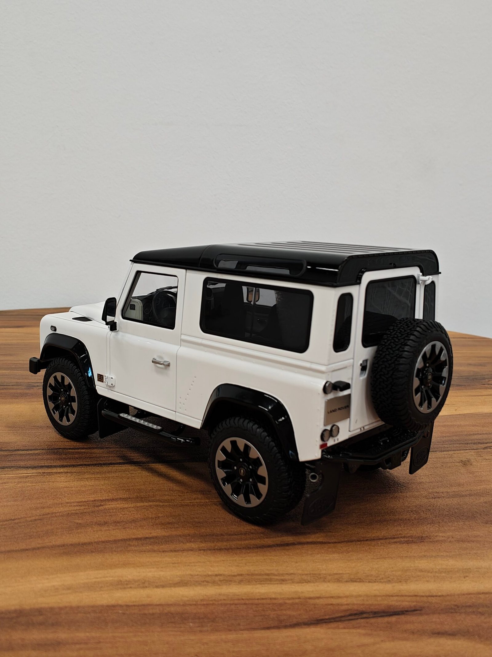 Land Rover Defender 90 Works V8 70TH 1:18 White - Image 2