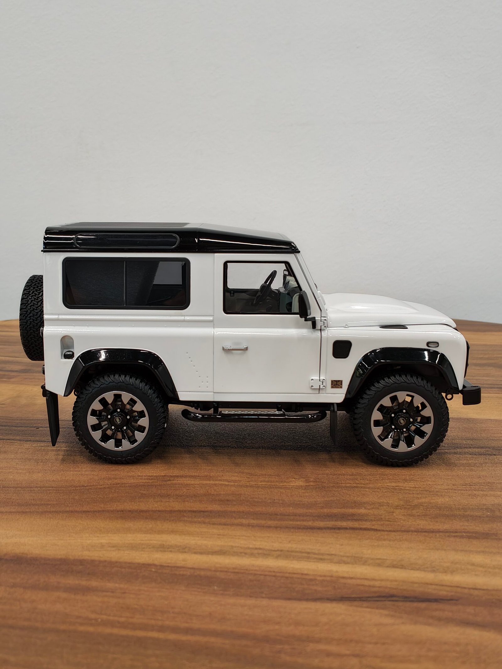 Land Rover Defender 90 Works V8 70TH 1:18 White - Image 9