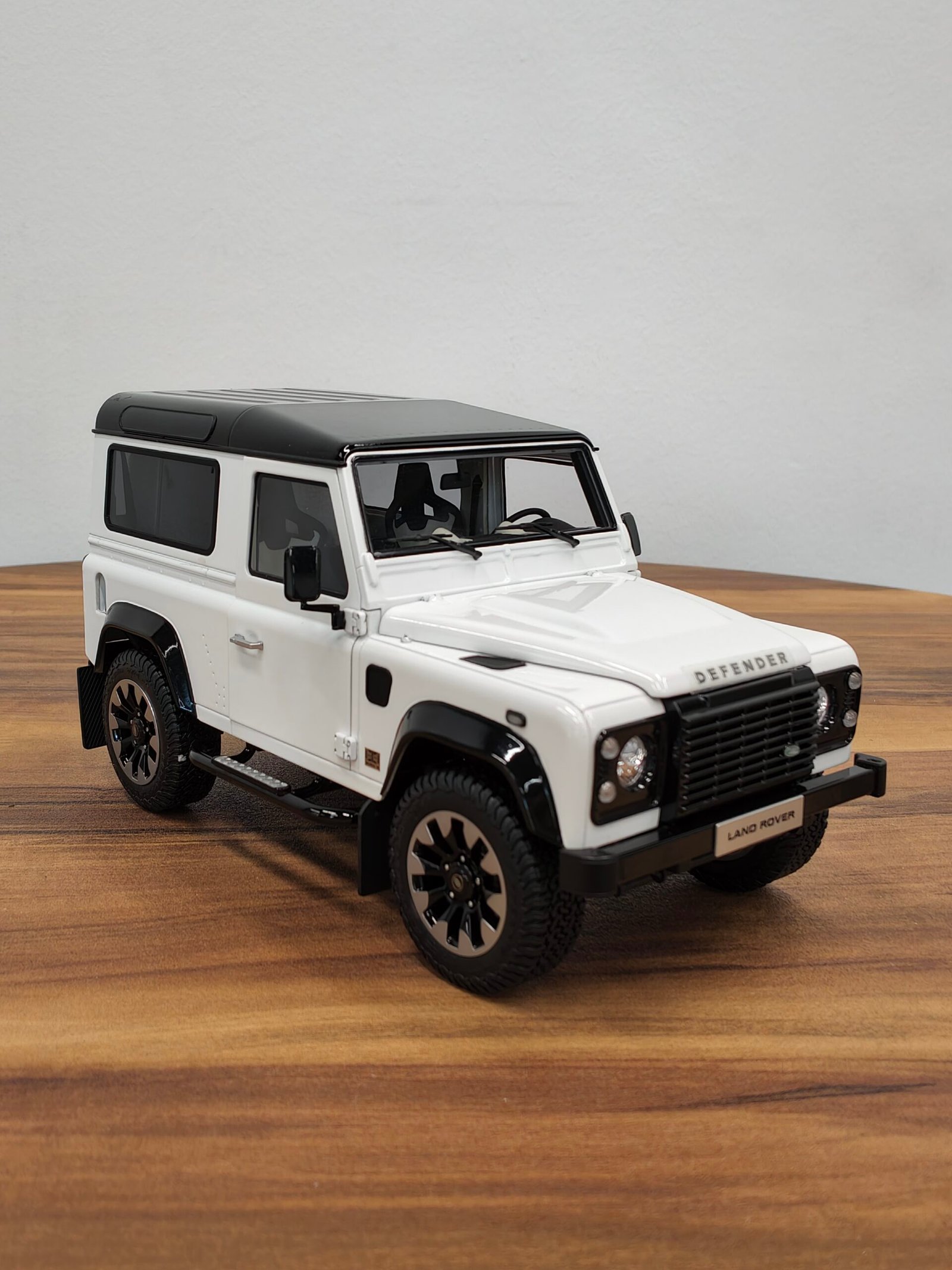 Land Rover Defender 90 Works V8 70TH 1:18 White - Image 8