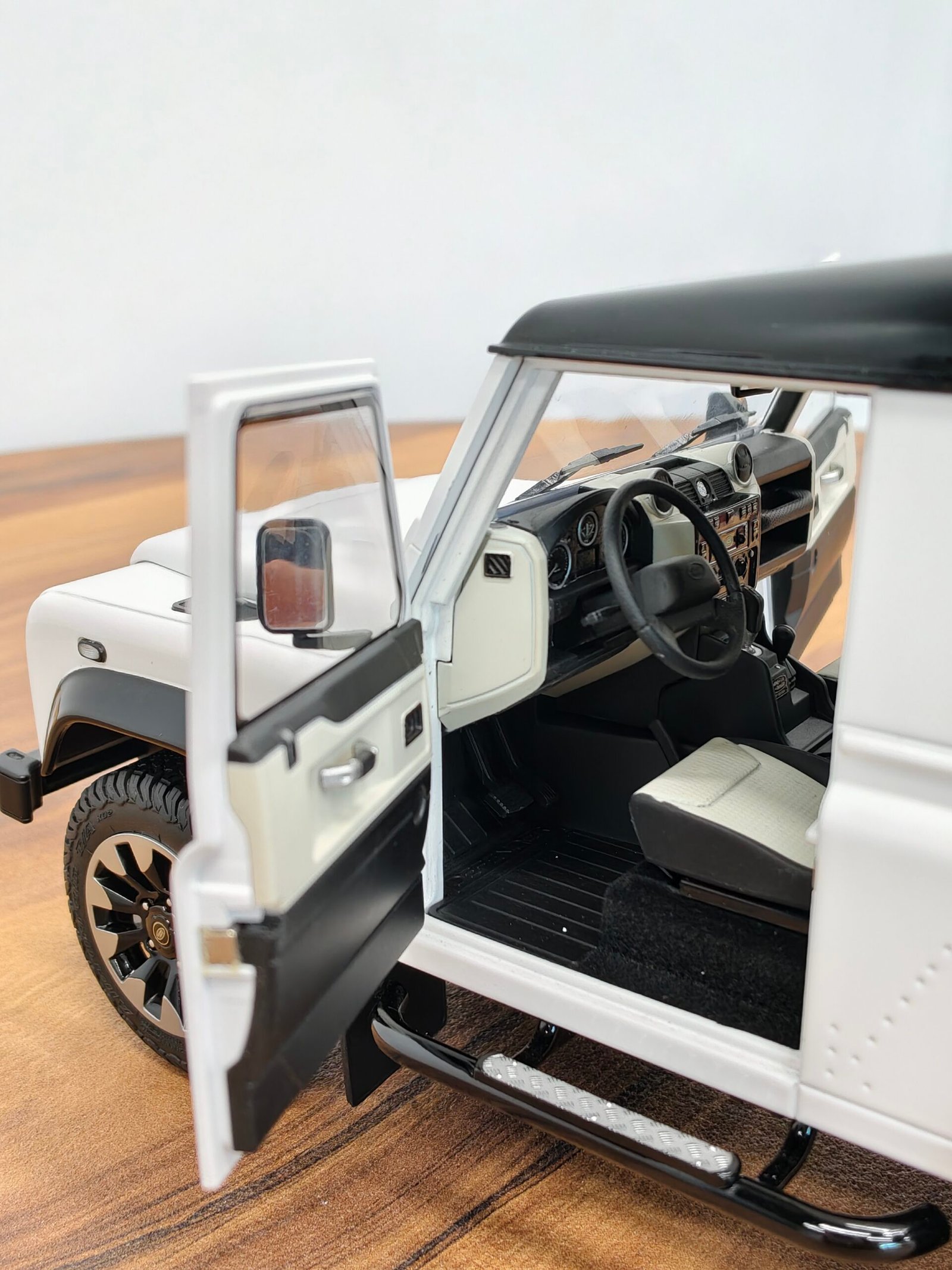 Land Rover Defender 90 Works V8 70TH 1:18 White - Image 7