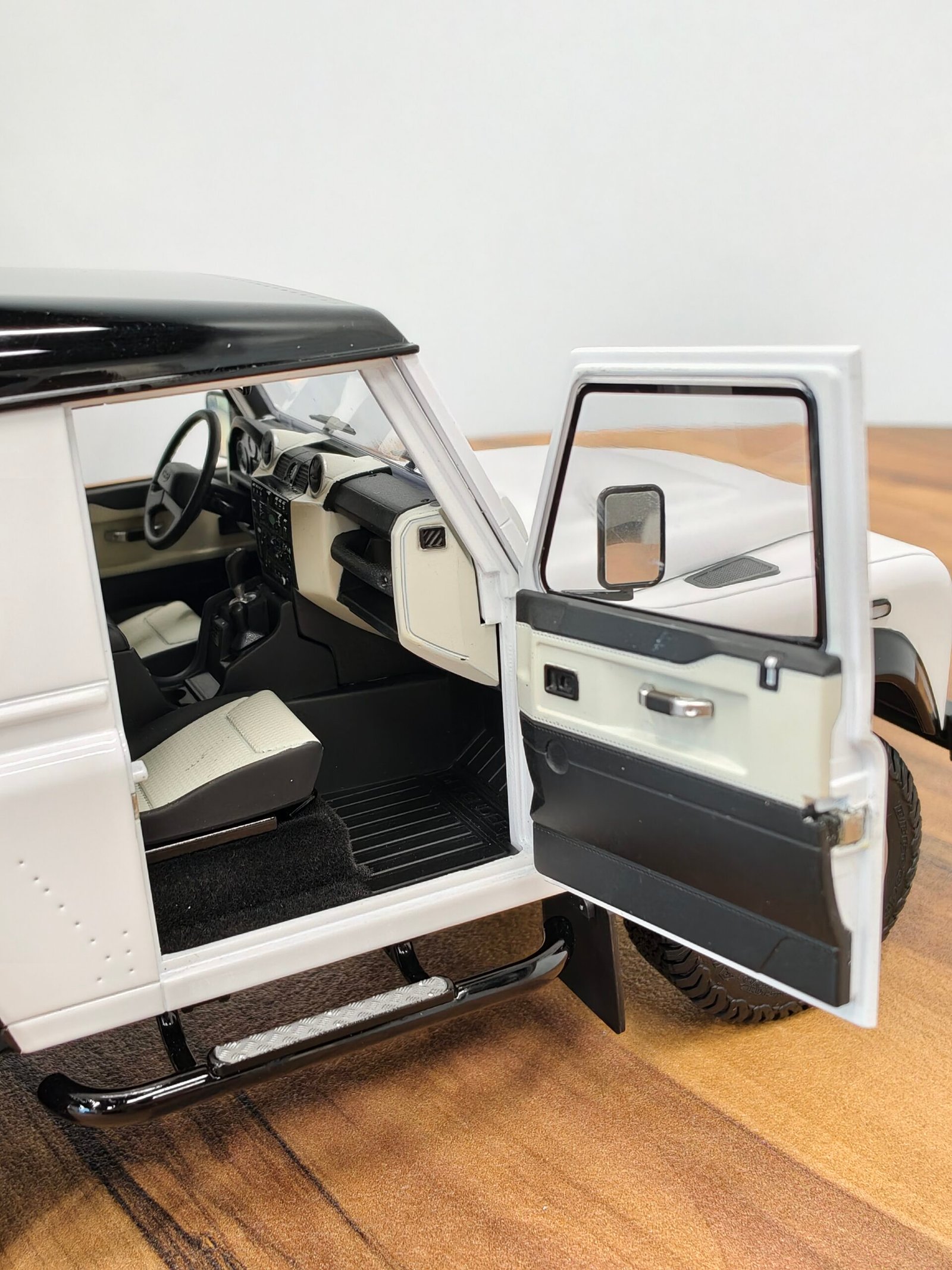 Land Rover Defender 90 Works V8 70TH 1:18 White - Image 6