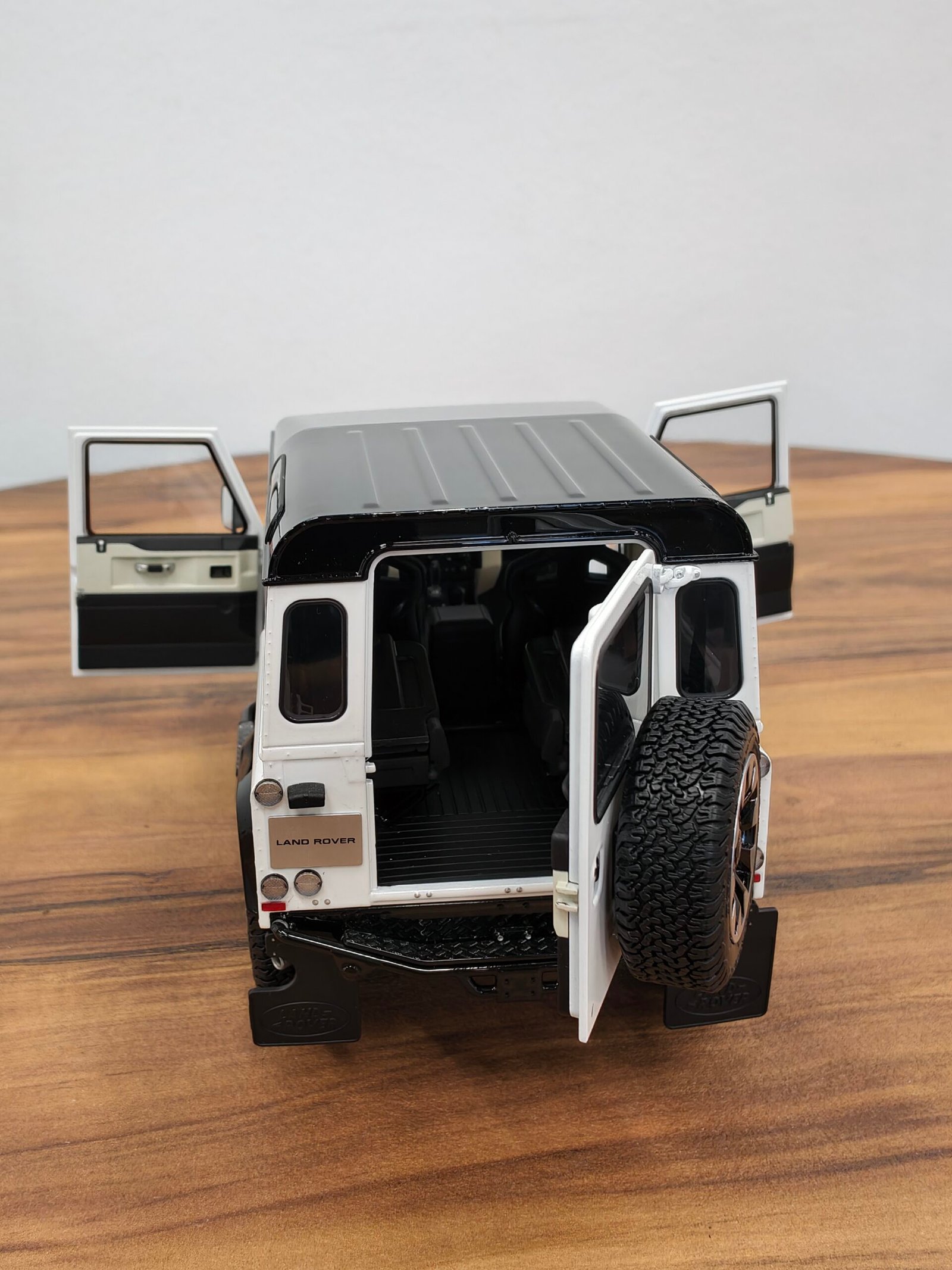 Land Rover Defender 90 Works V8 70TH 1:18 White - Image 5