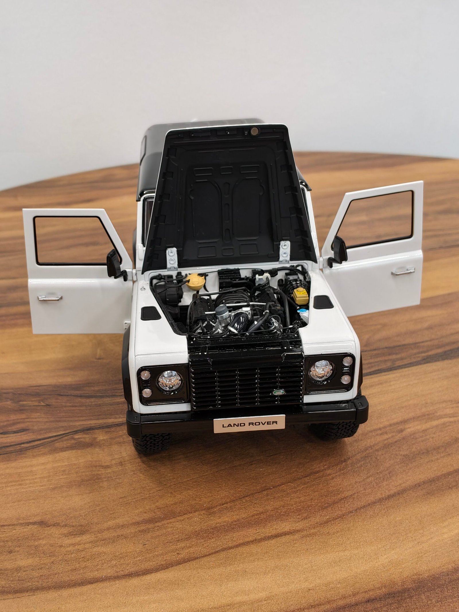 Land Rover Defender 90 Works V8 70TH 1:18 White - Image 4