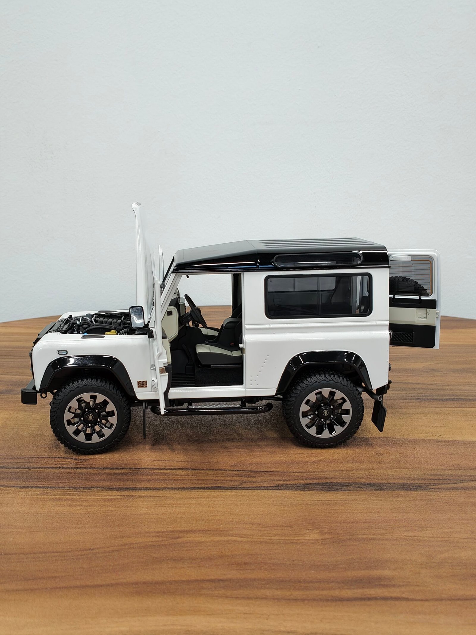 Land Rover Defender 90 Works V8 70TH 1:18 White - Image 3