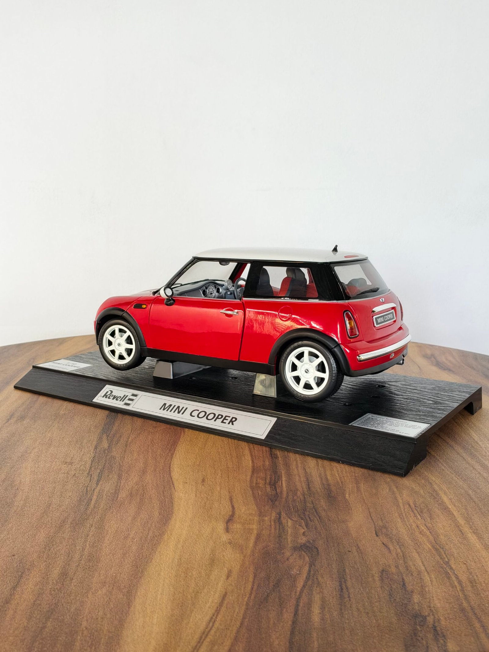 Revell Mini Cooper (White Red) 1:12 - Image 3